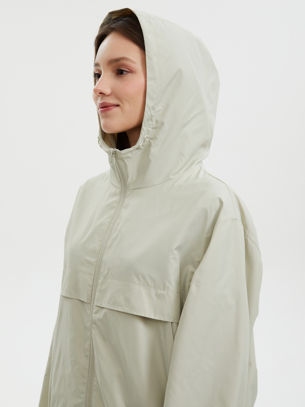 Куртка-ветровка с капюшоном без утеплителя