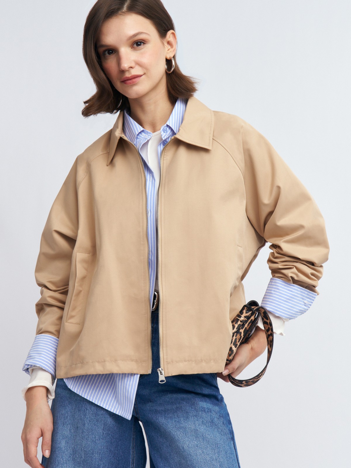 Лёгкая куртка на молнии с воротником 2499₽