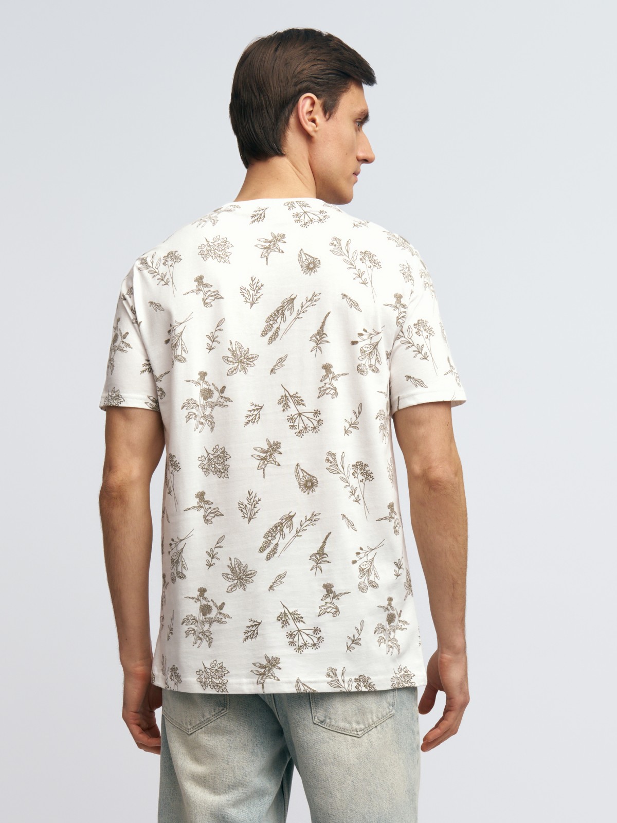 Футболка из хлопка с растительным принтом