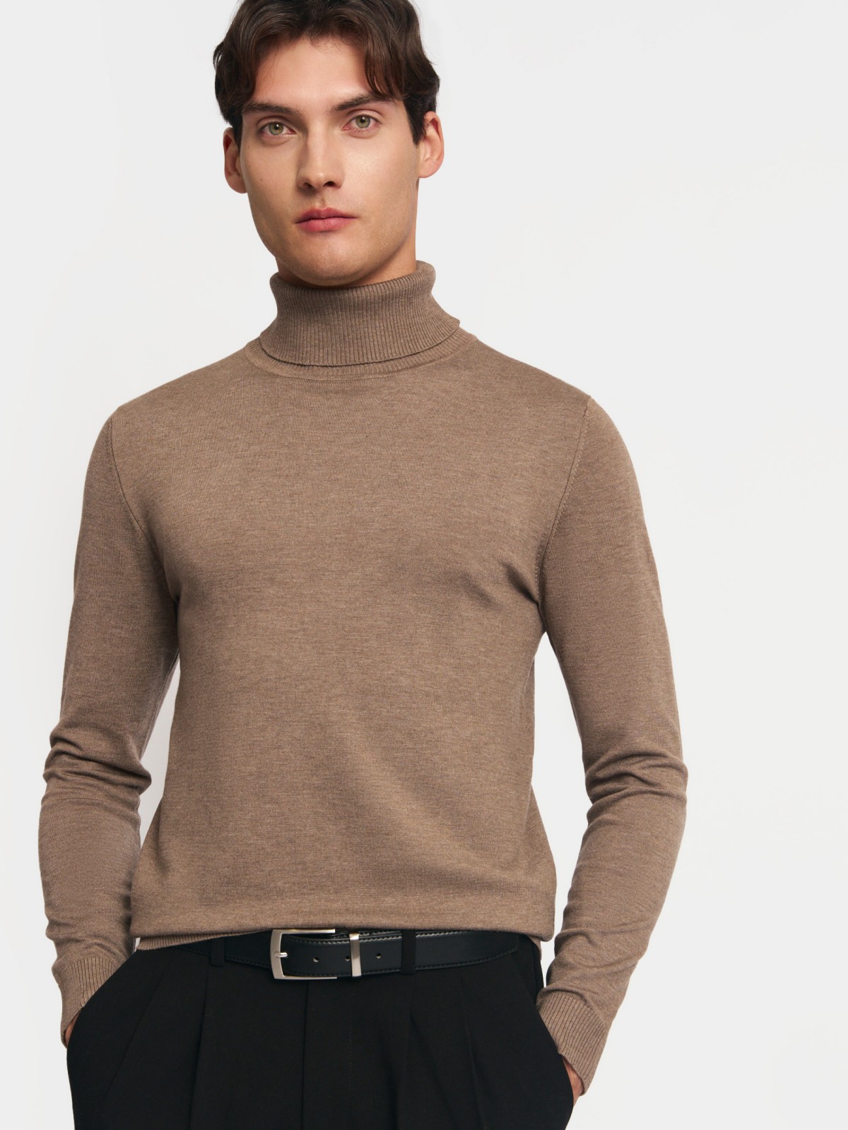 Тонкая трикотажная водолазка с воротником гольф