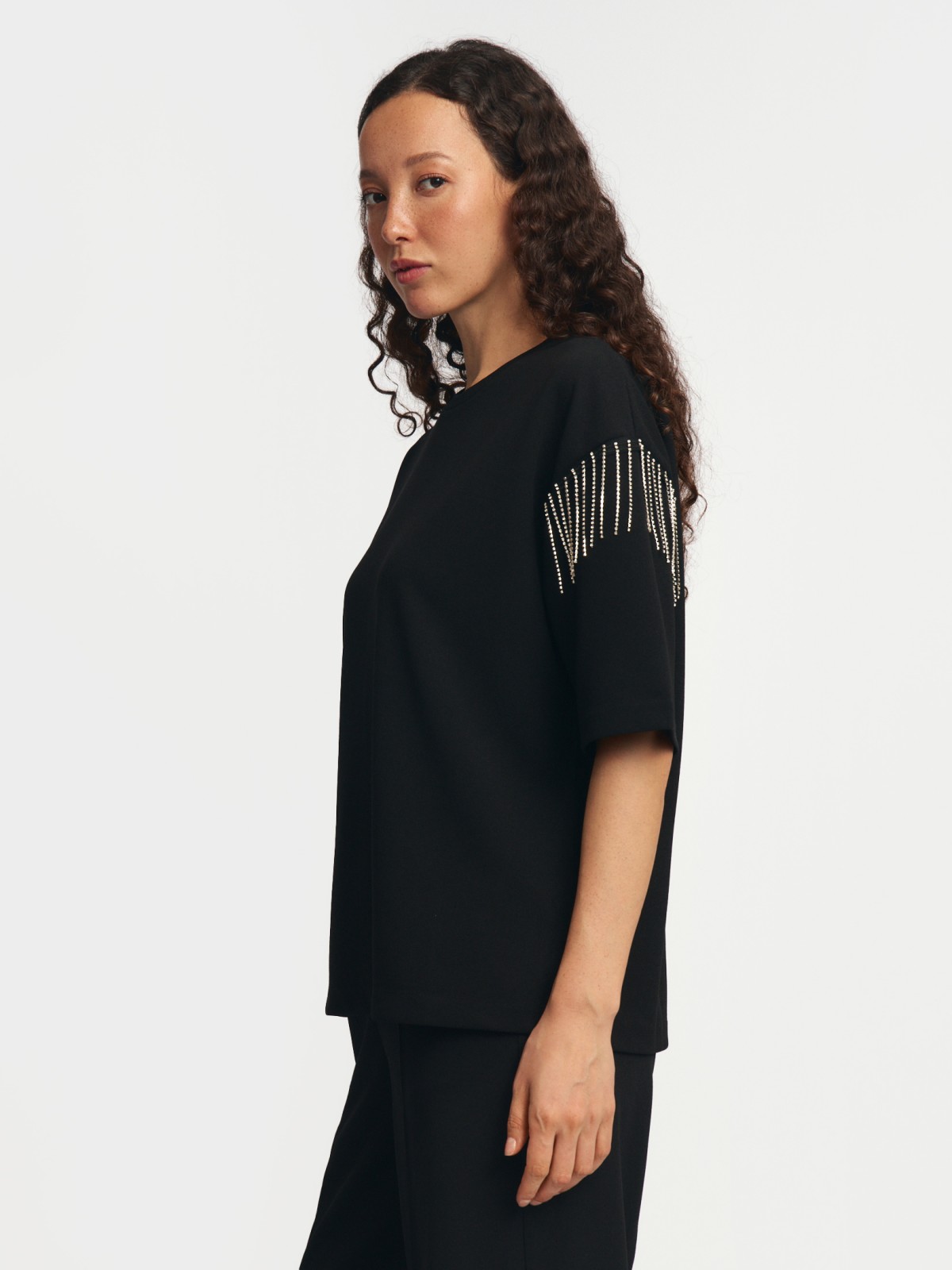 Футболка с бахромой и стразами