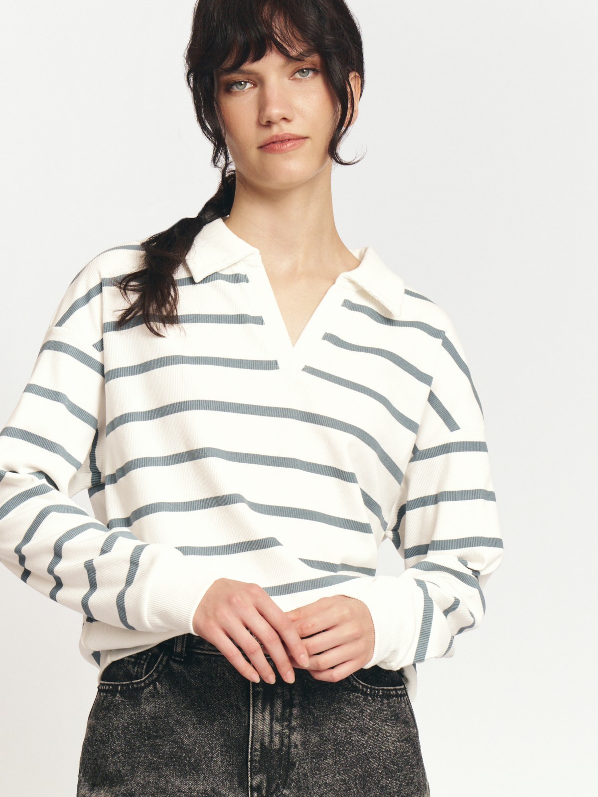 Трикотажный лонгслив поло с вырезом