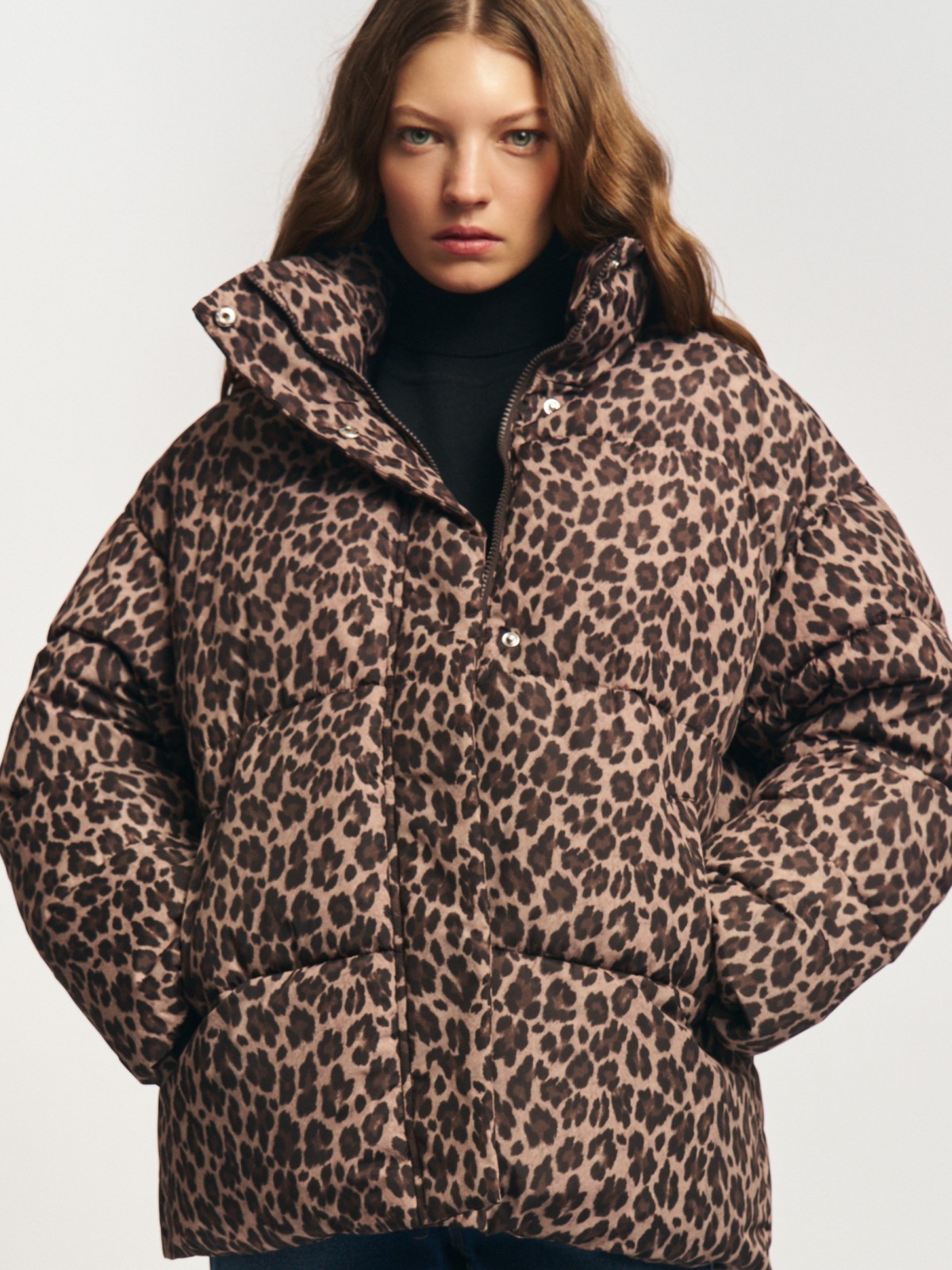 Тёплая леопардовая куртка с высоким воротником