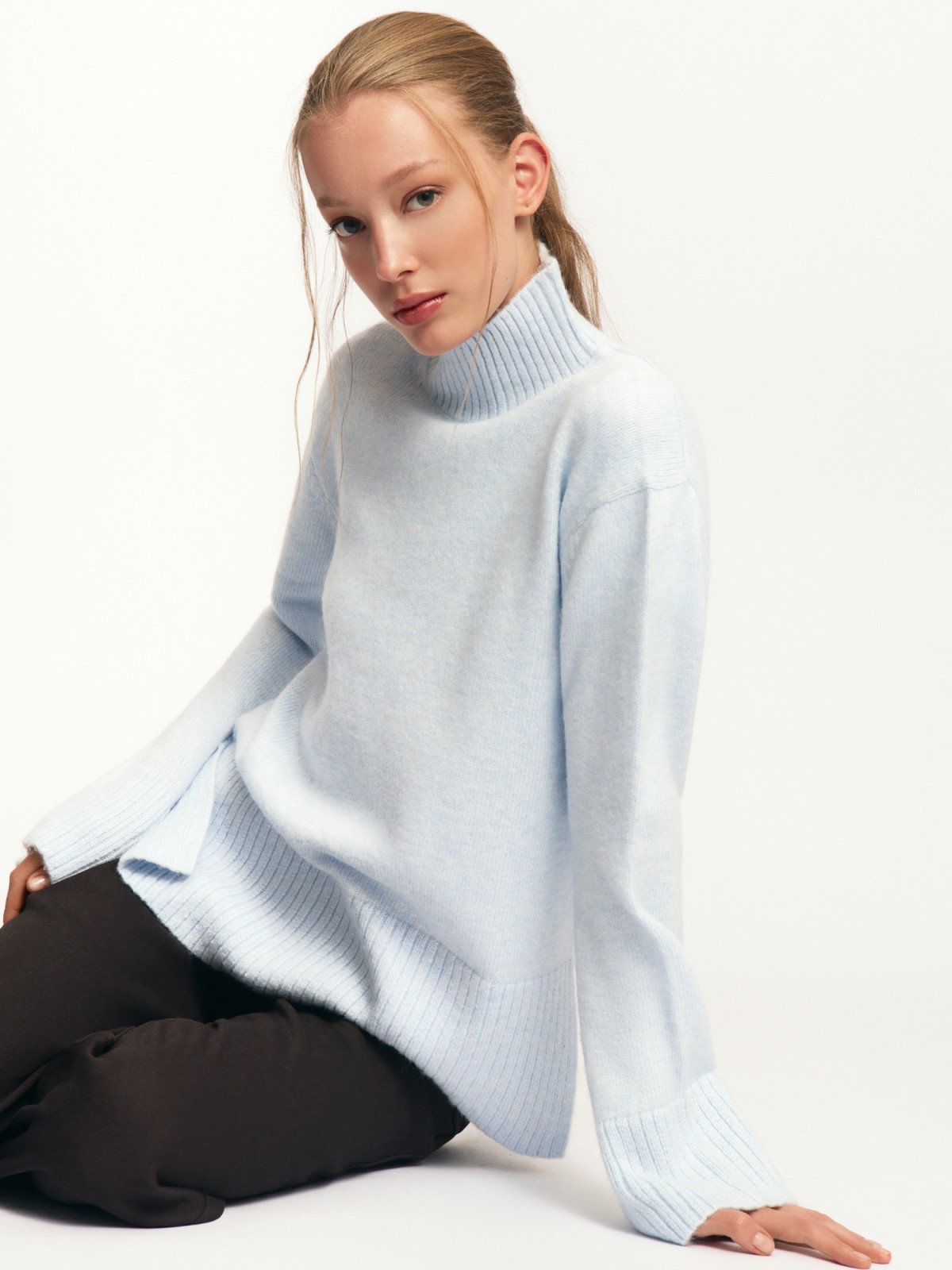 Вязаный свитер с воротником-стойкой