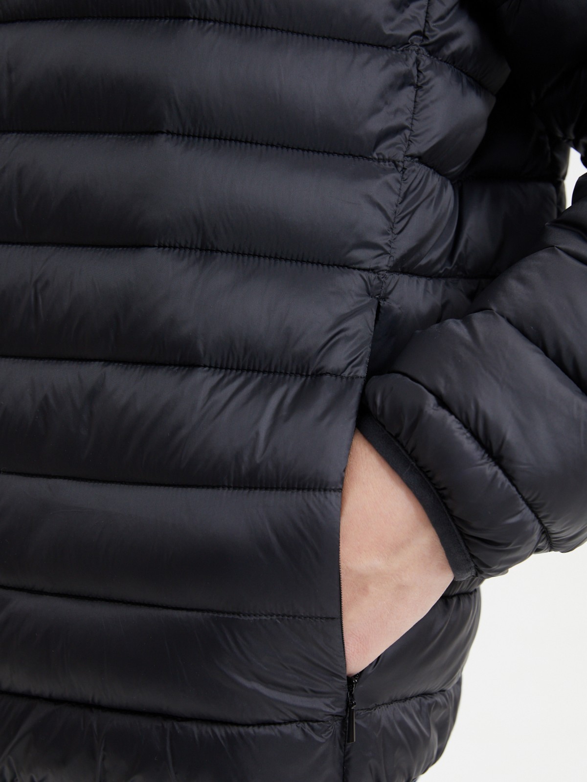 Лёгкая утеплённая стёганая куртка на молнии с воротником