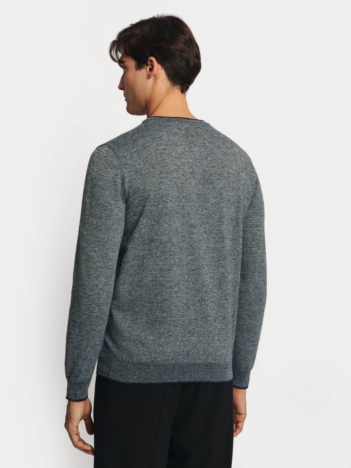 Тонкий трикотажный джемпер с вырезом