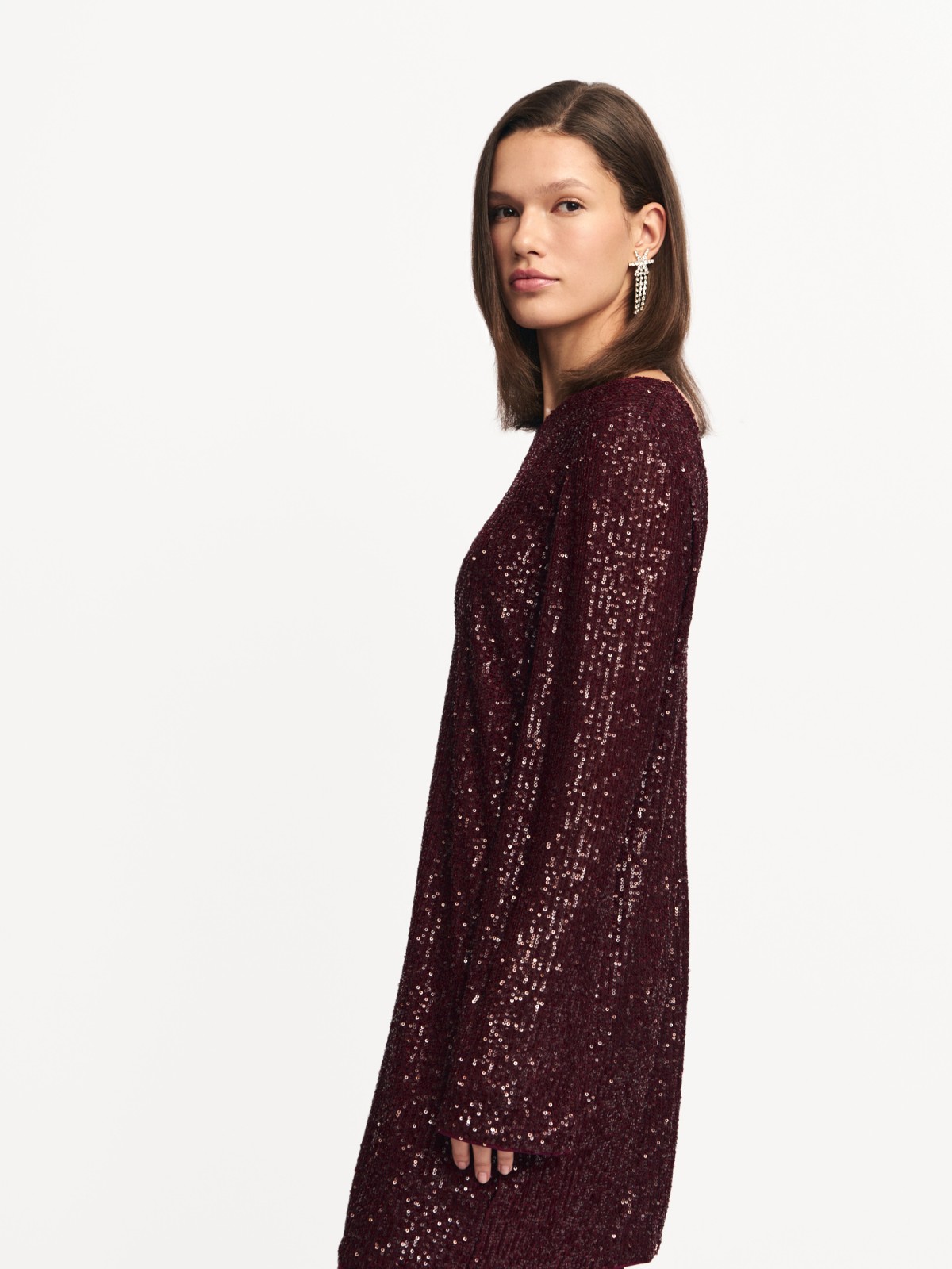 Платье мини с пайетками и вырезом на спине