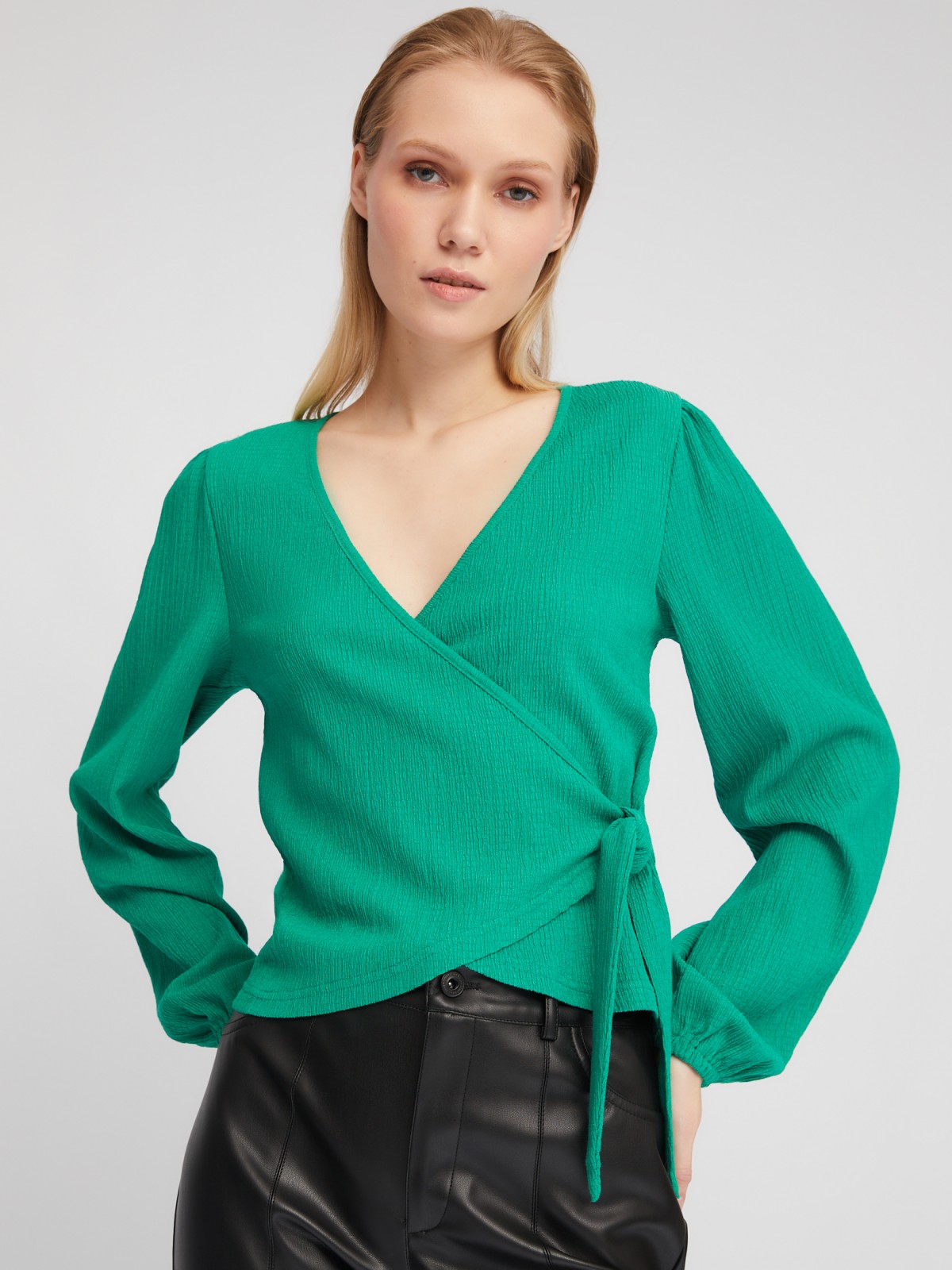 Укороченный топ-блузка на запах с объёмным рукавом zolla 024111162201, цвет зеленый, размер XS - фото 1
