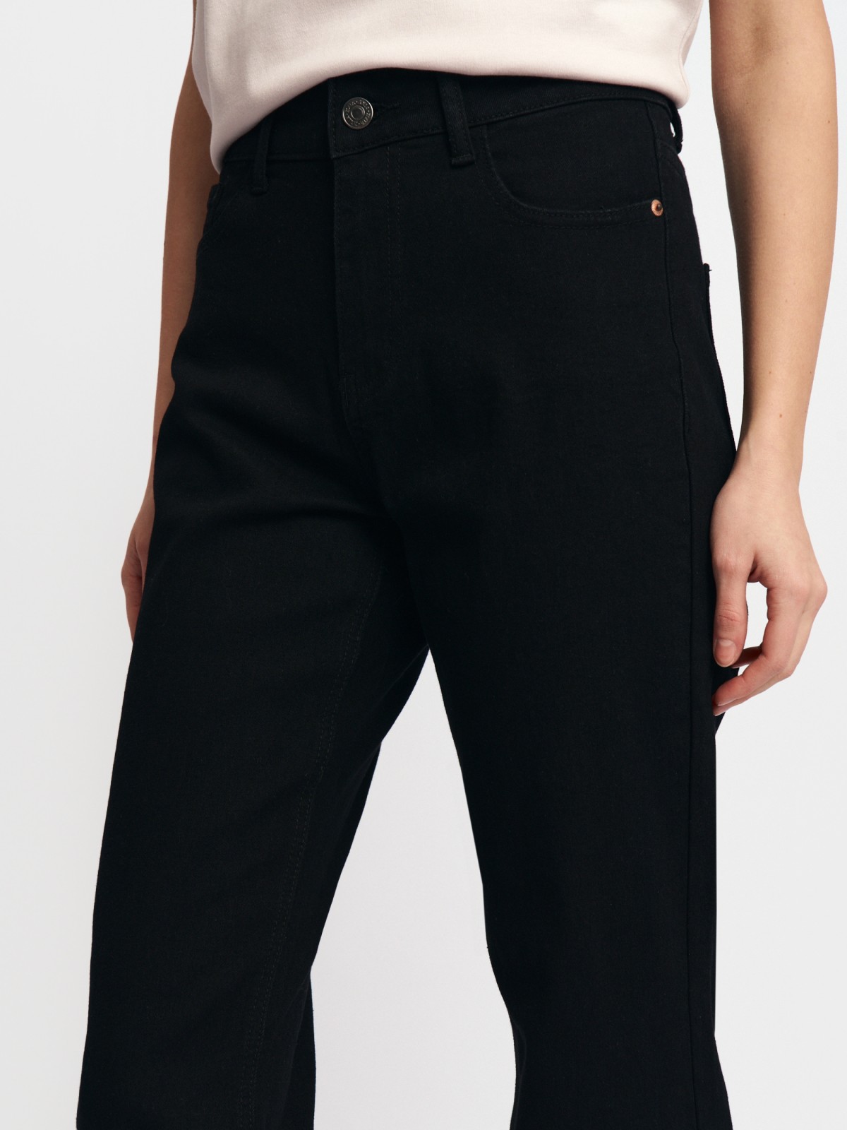 Джинсы прямого силуэта со средней посадкой