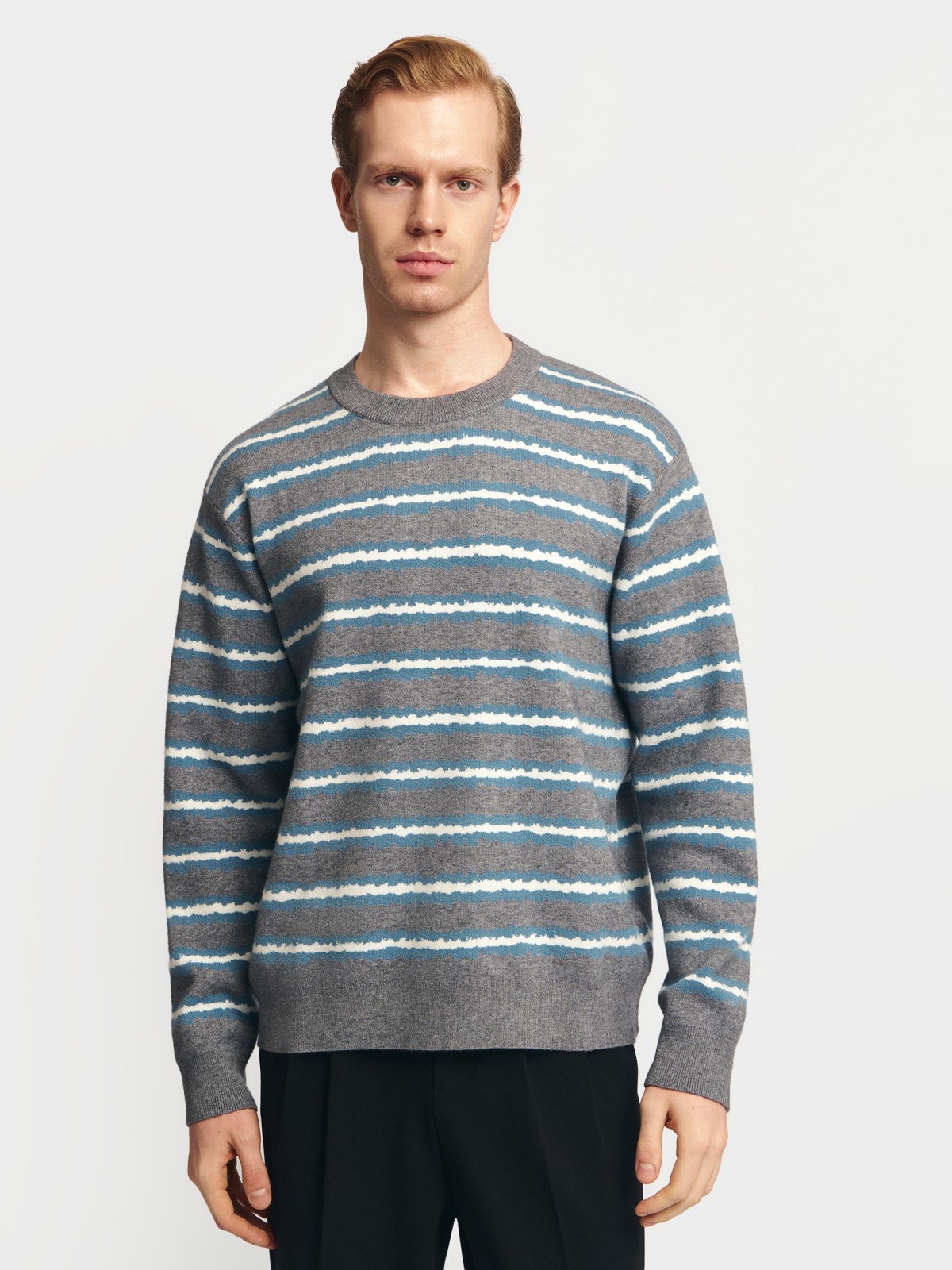 Тонкий вязаный джемпер в полоску