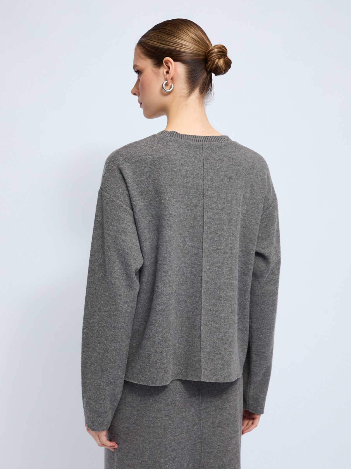 Трикотажный джемпер с декором у выреза