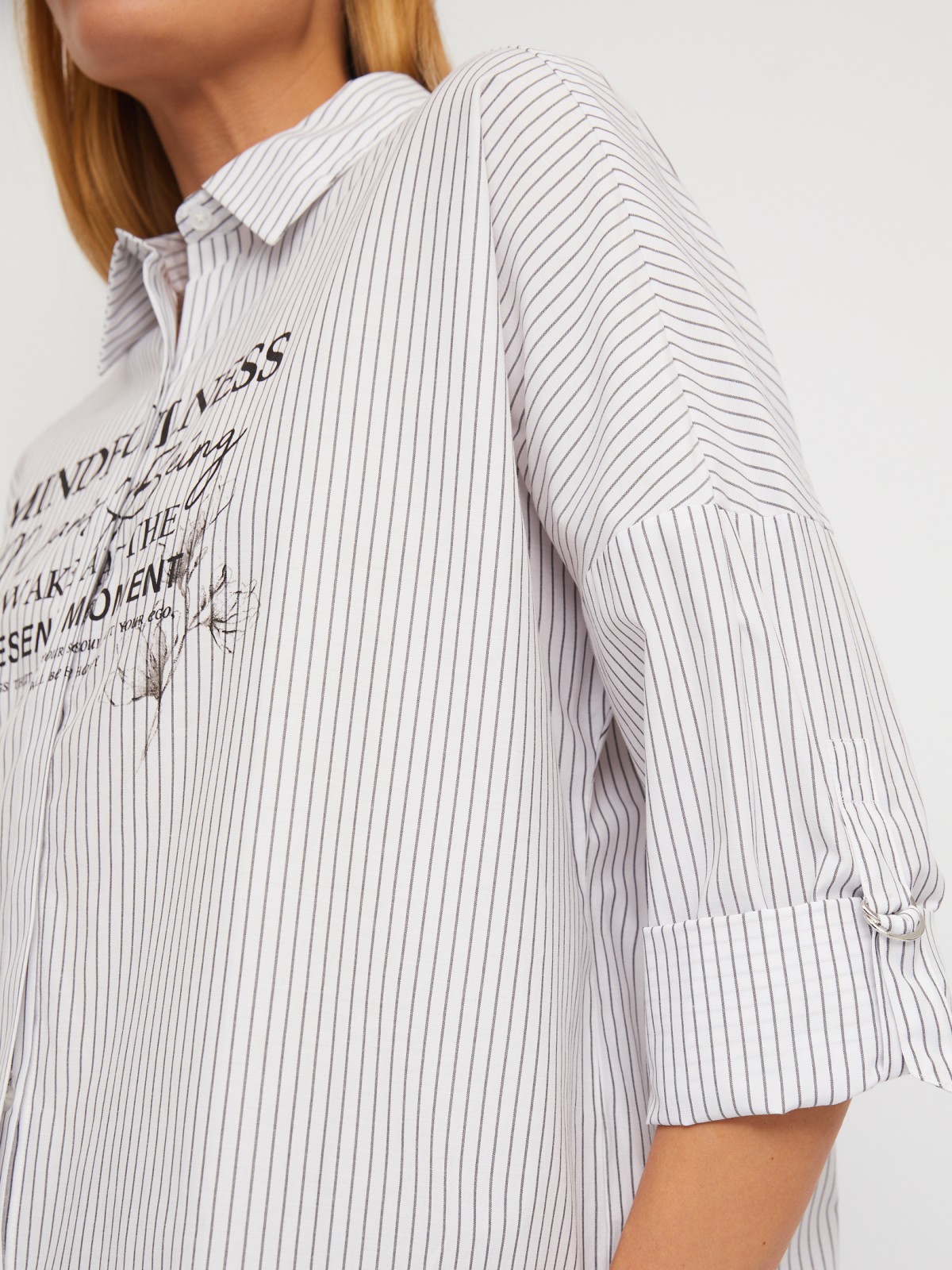 Рубашка в полоску с принтом-надписью и с подхватами на рукавах zolla 024111159173, цвет белый, размер XS - фото 5