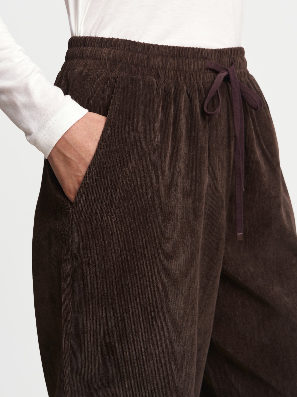 Вельветовые брюки-джоггеры на резинке