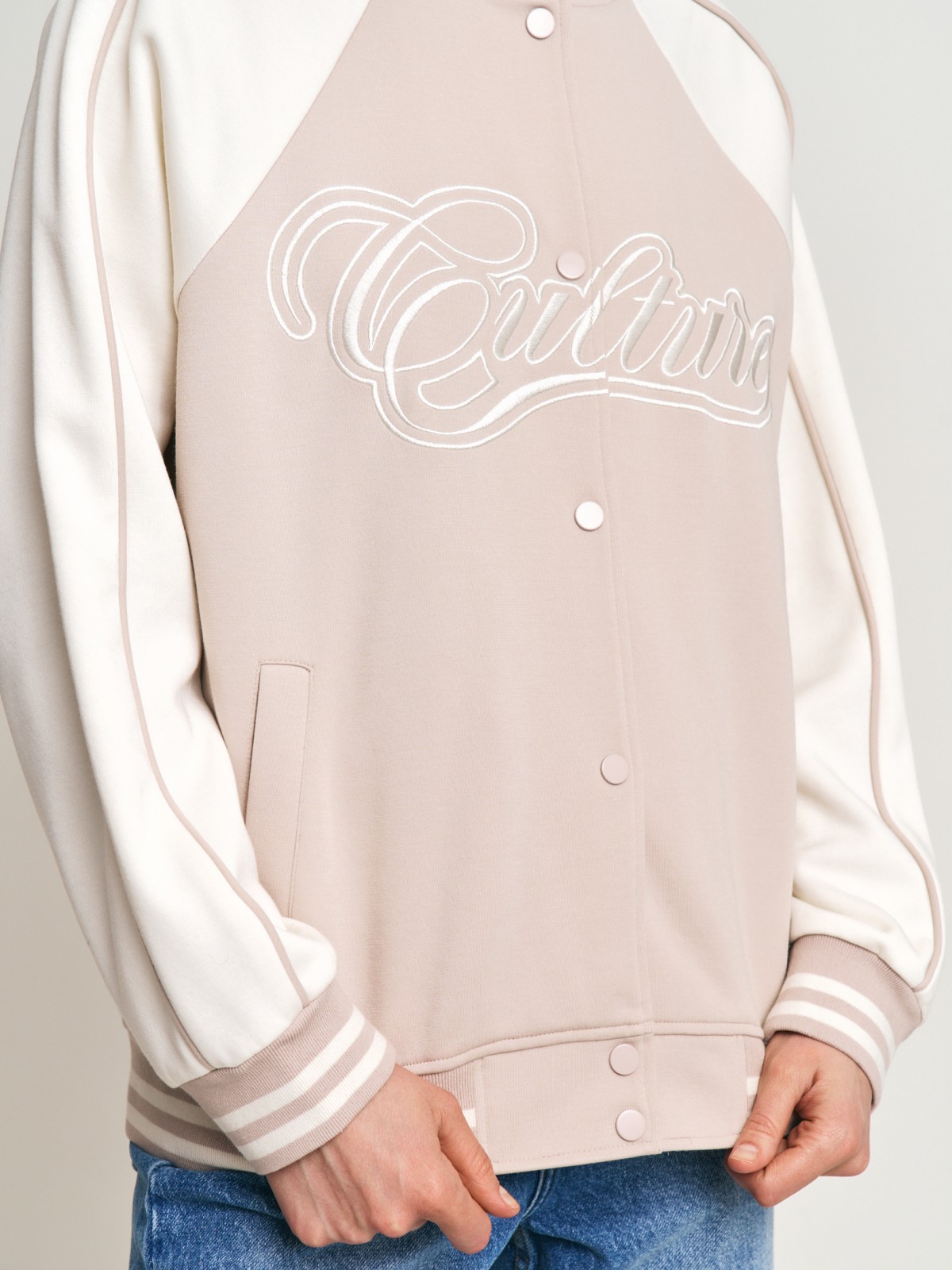 Утеплённая толстовка-бомбер в колледж-стиле