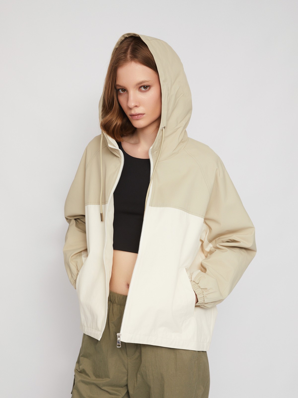 Куртка-ветровка на молнии с капюшоном