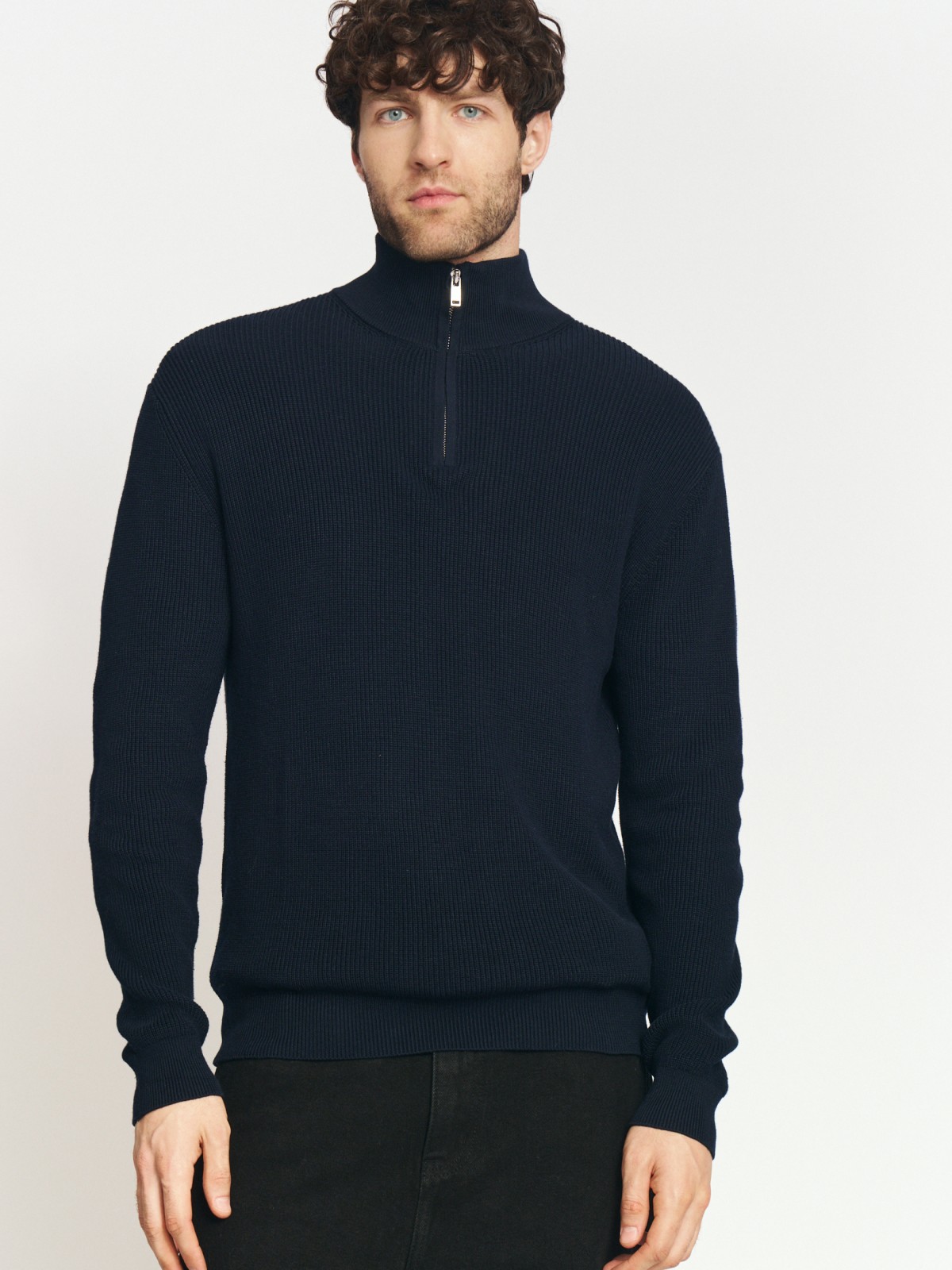 Тонкий вязаный свитер с горлом на молнии