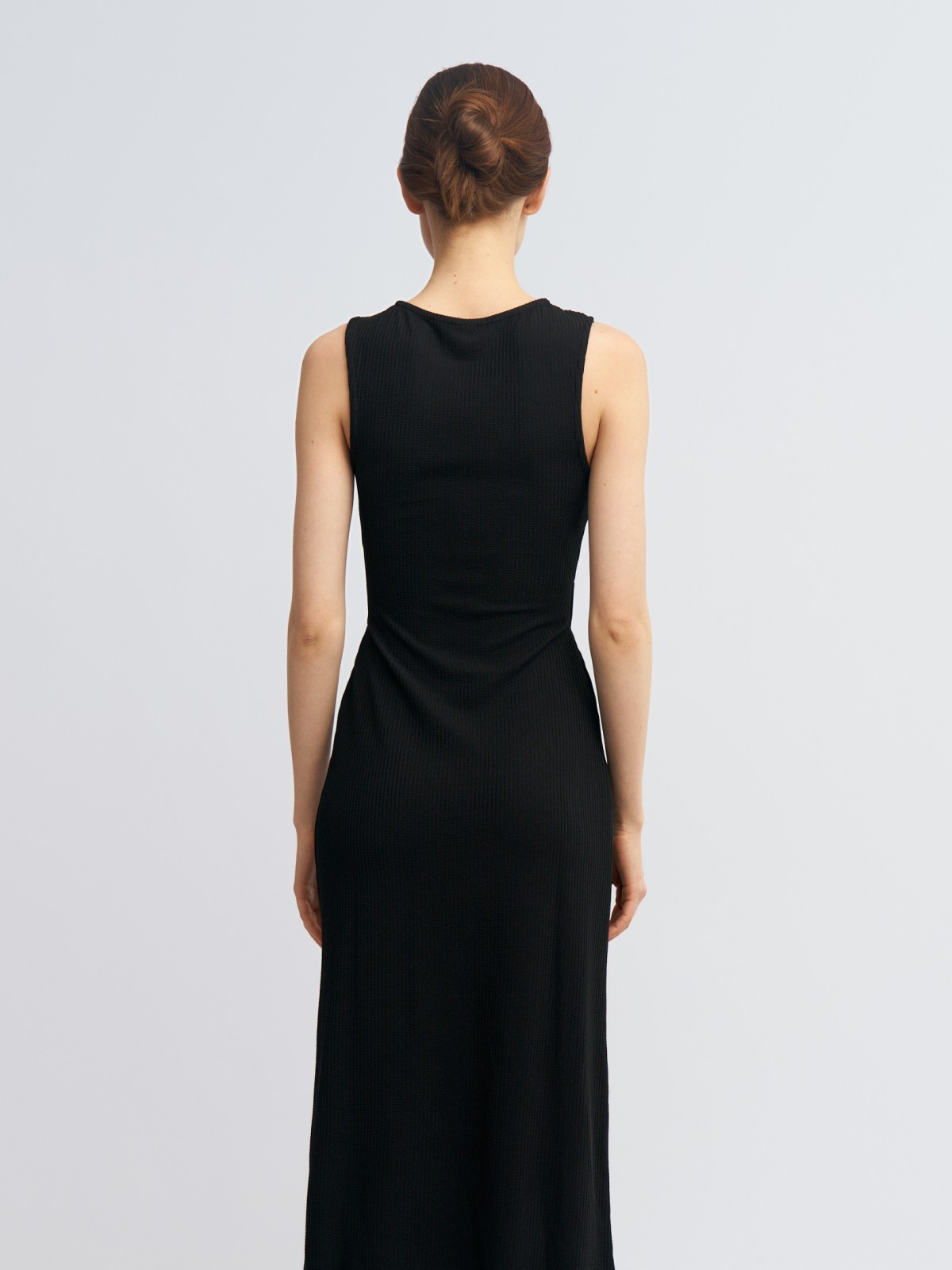 Платье-лапша без рукавов с вырезами на талии