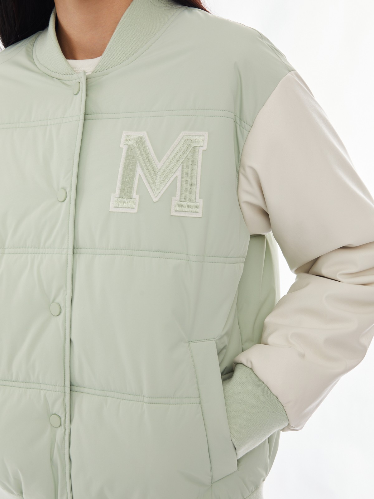 Тёплая куртка-бомбер из экокожи в стиле преппи zolla 024125112284, цвет светло-зеленый, размер XS - фото 4