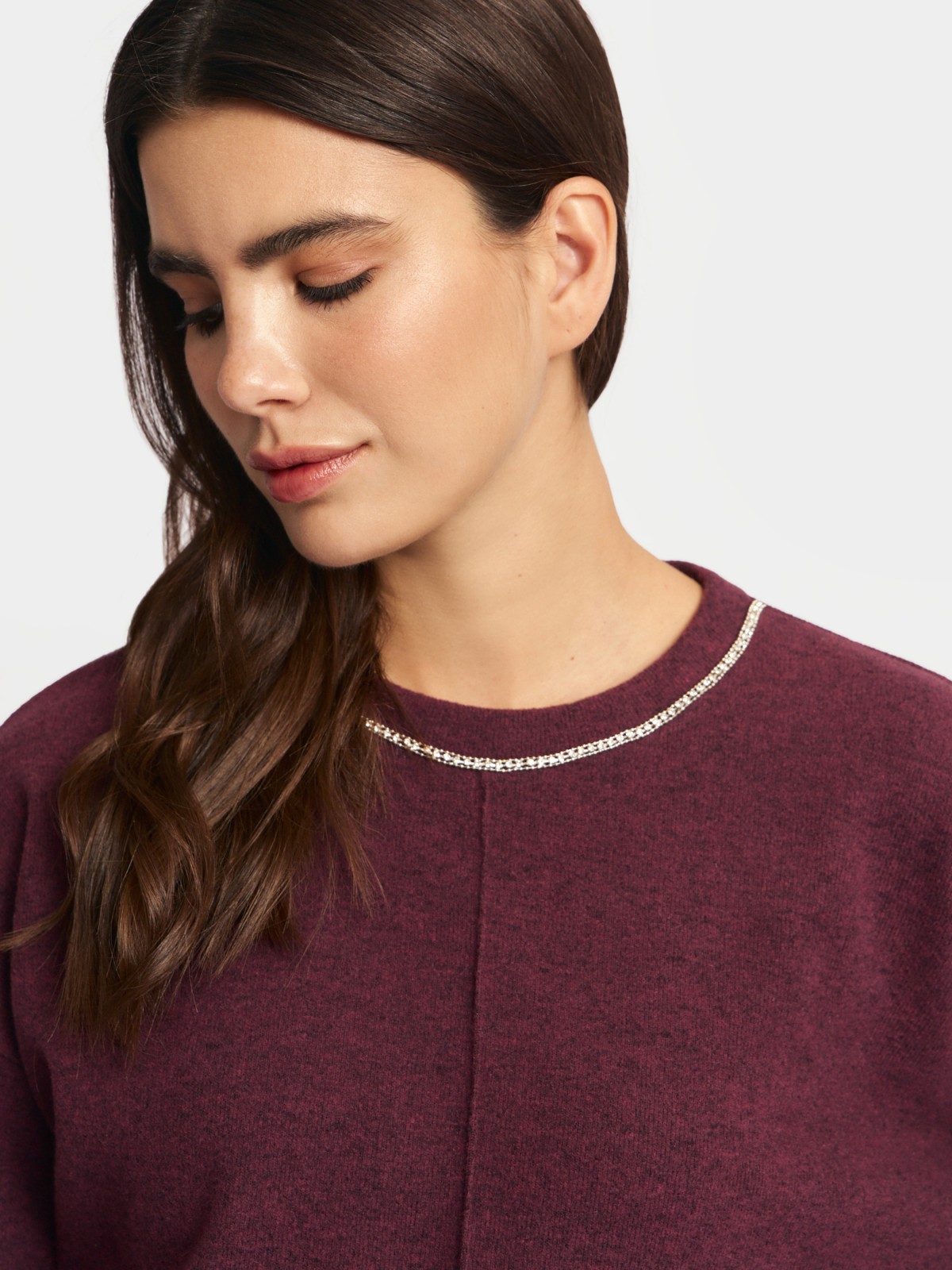 Трикотажный джемпер с декором у выреза