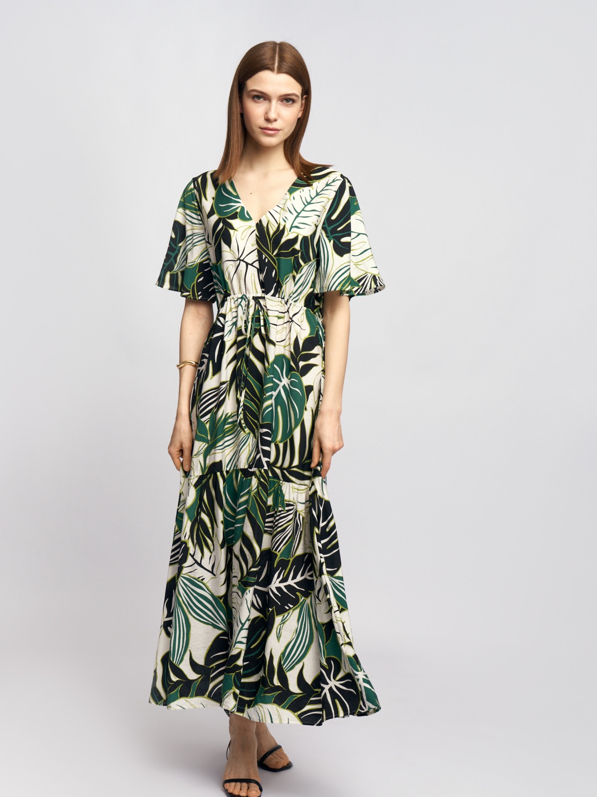 Ярусное платье длины макси с вырезом