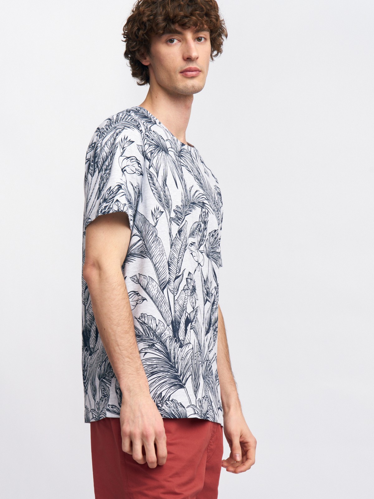 Футболка с тропическим принтом