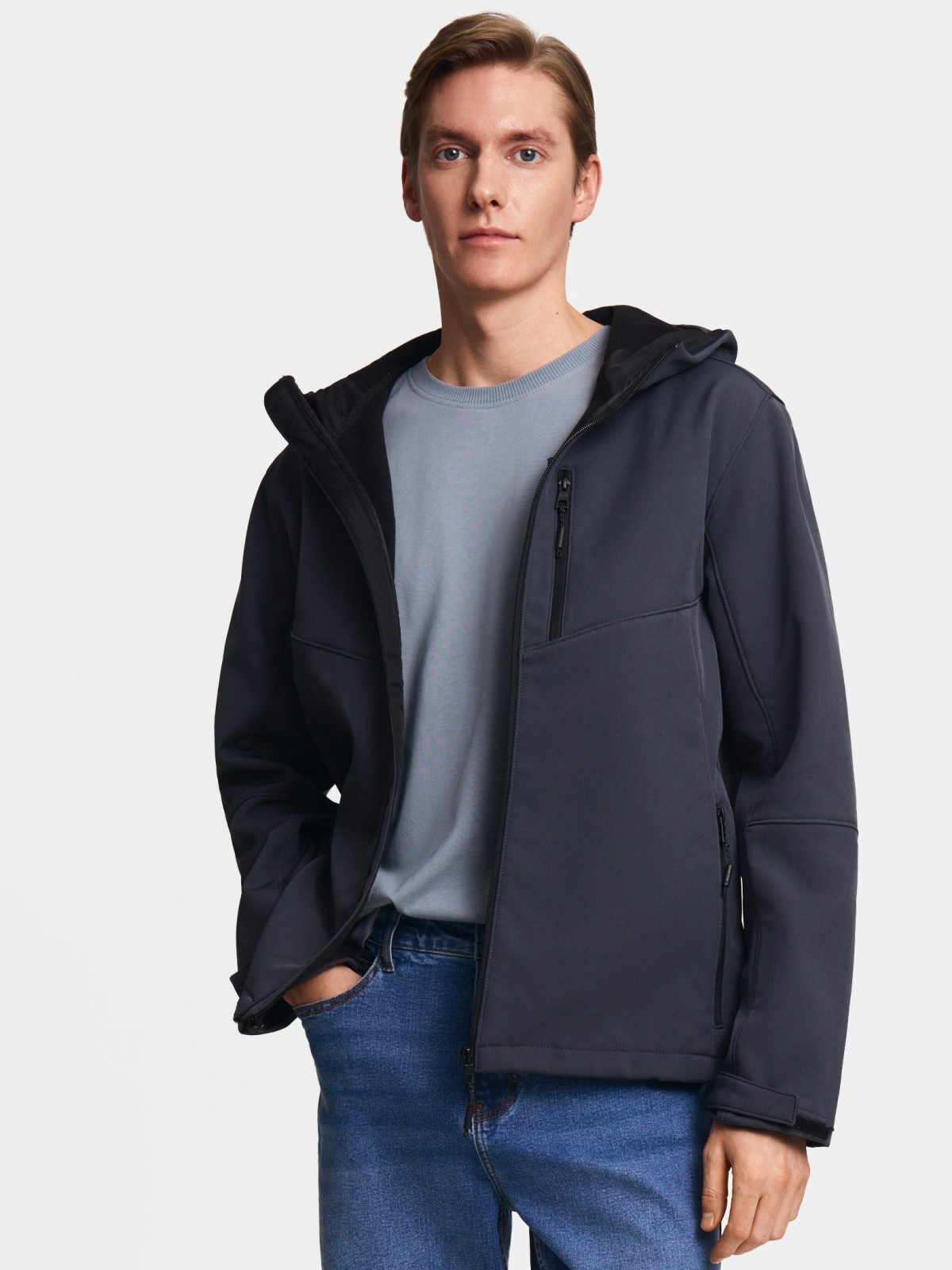 Лёгкая куртка-ветровка без утеплителя с капюшоном