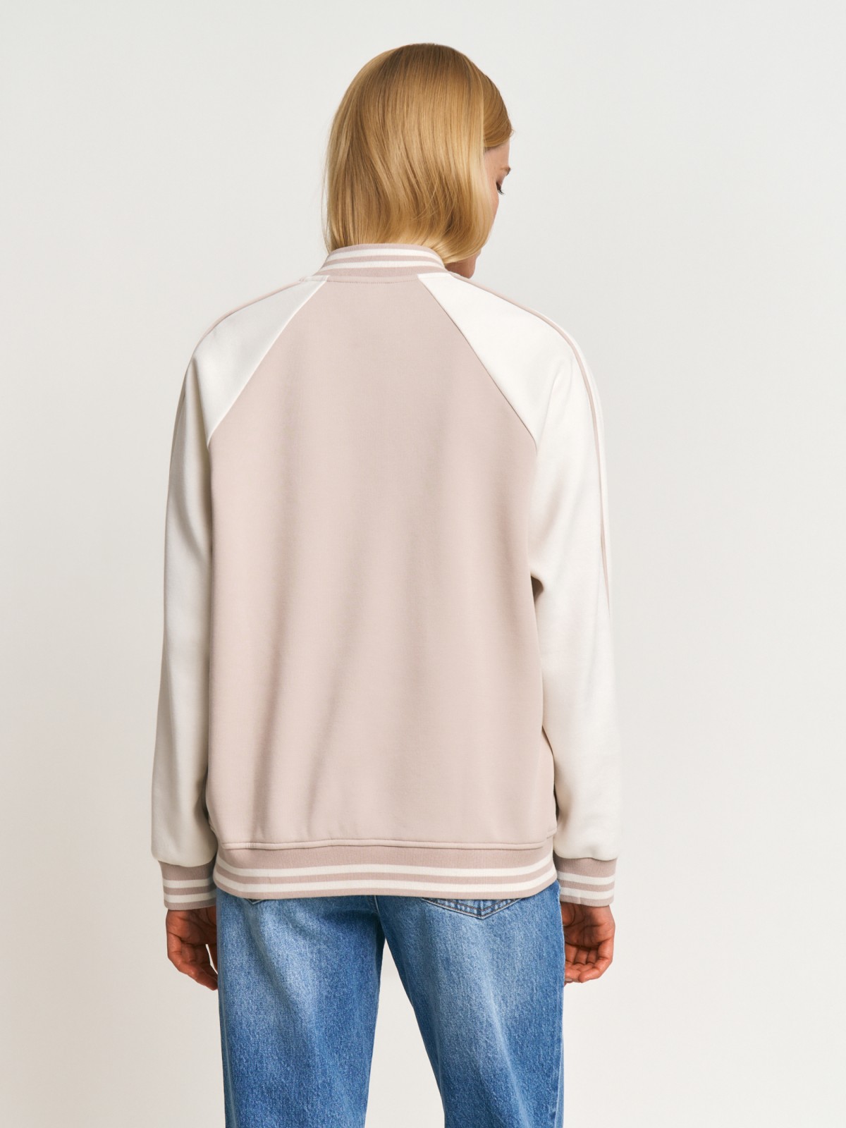 Утеплённая толстовка-бомбер в колледж-стиле