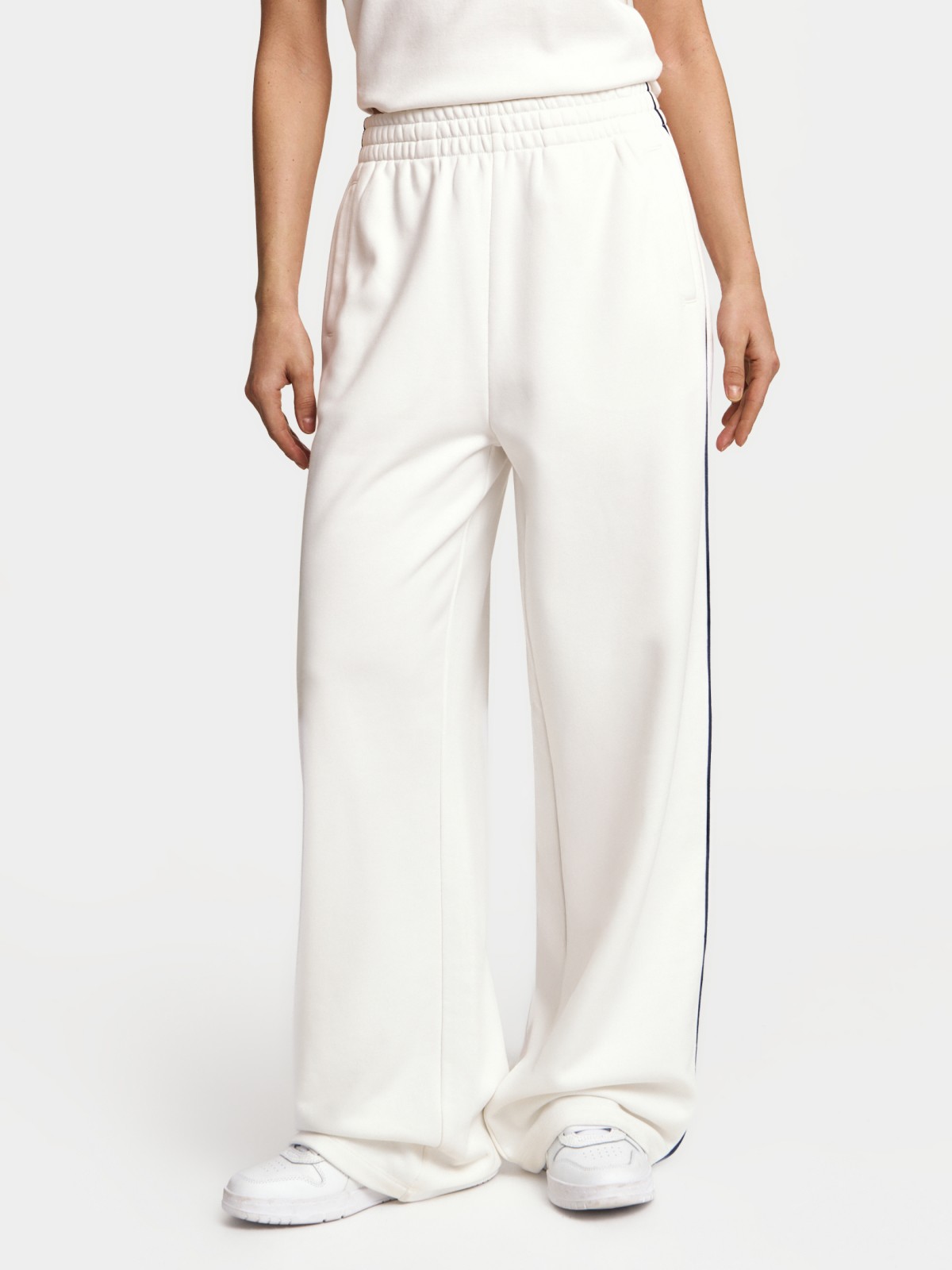 Трикотажные брюки на резинке