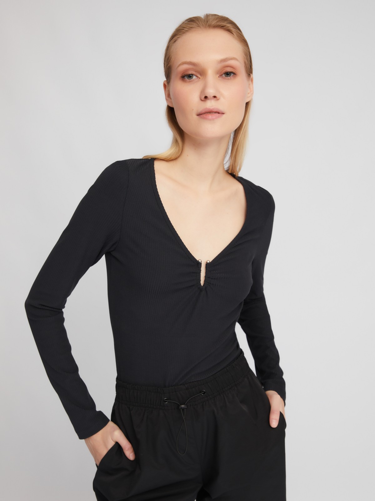 Топ-блузка с акцентным вырезом каре с драпировкой zolla 024113152013, цвет черный, размер XS - фото 1