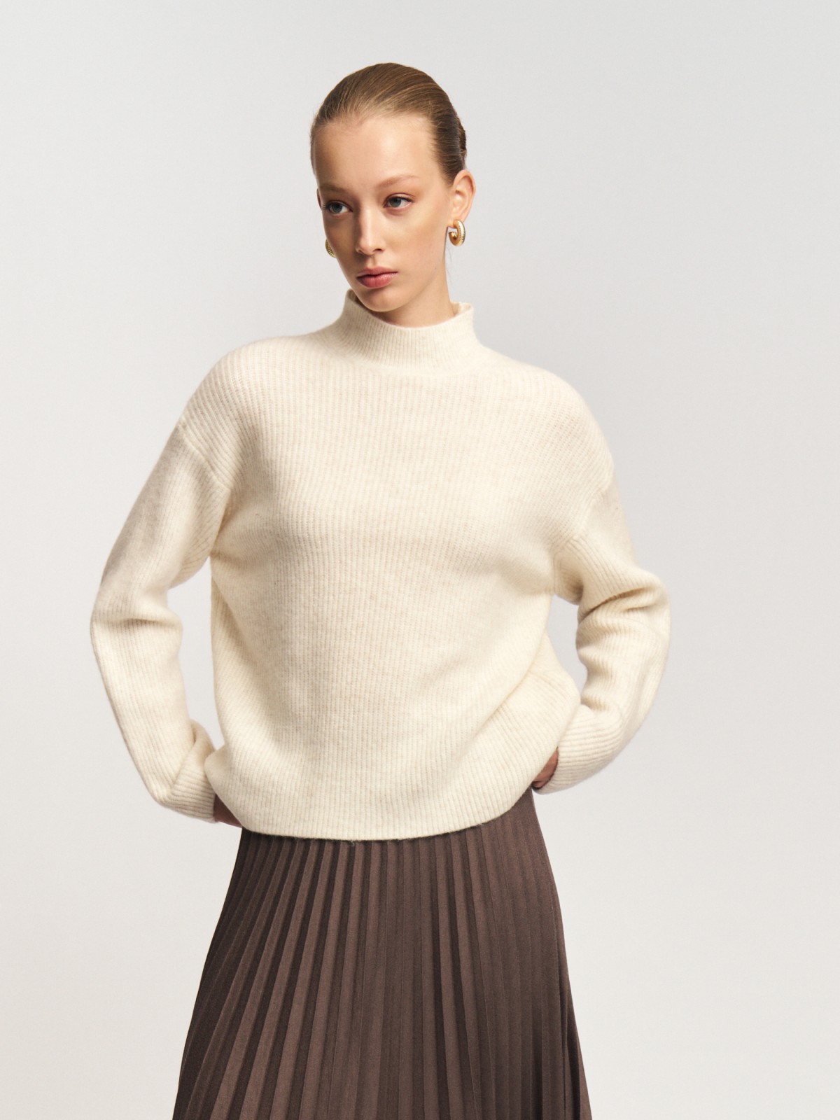 Вязаный свитер с воротником-стойкой