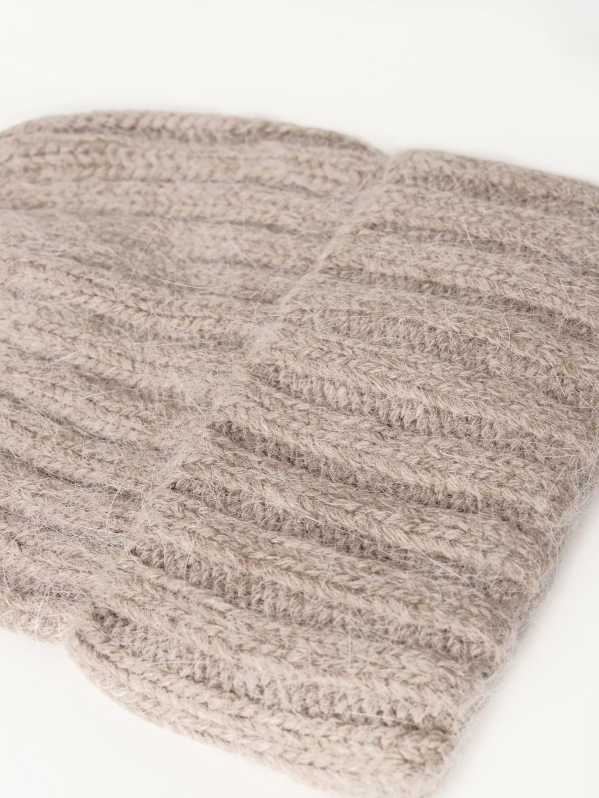 Вязаная шапка-бини с шерстью