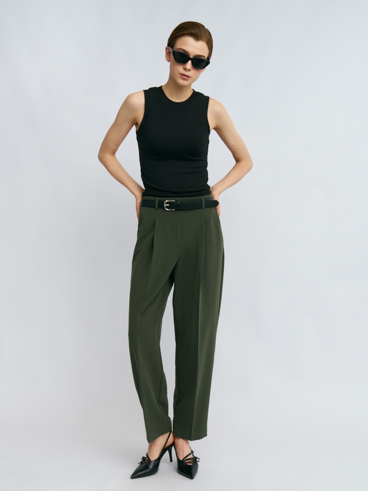 Брюки фасона Carrot со стрелками