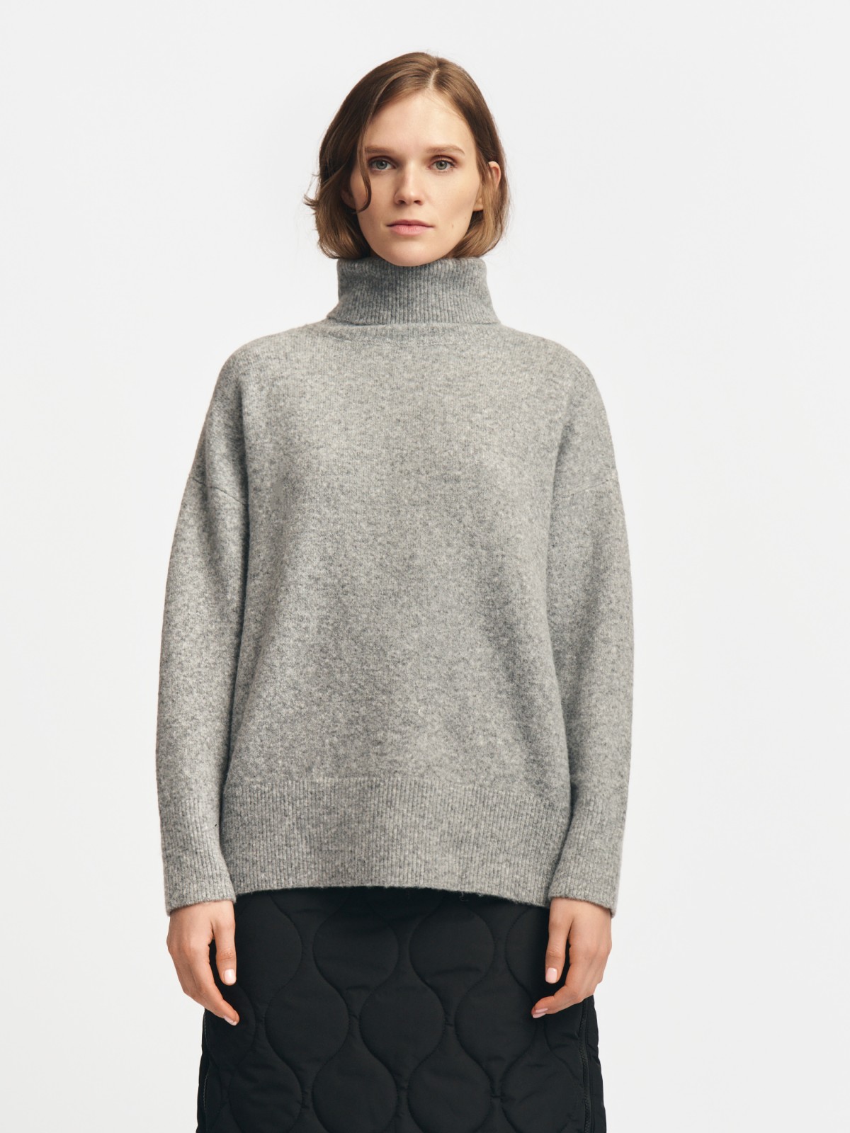 Длинный вязаный свитер с воротником-гольф