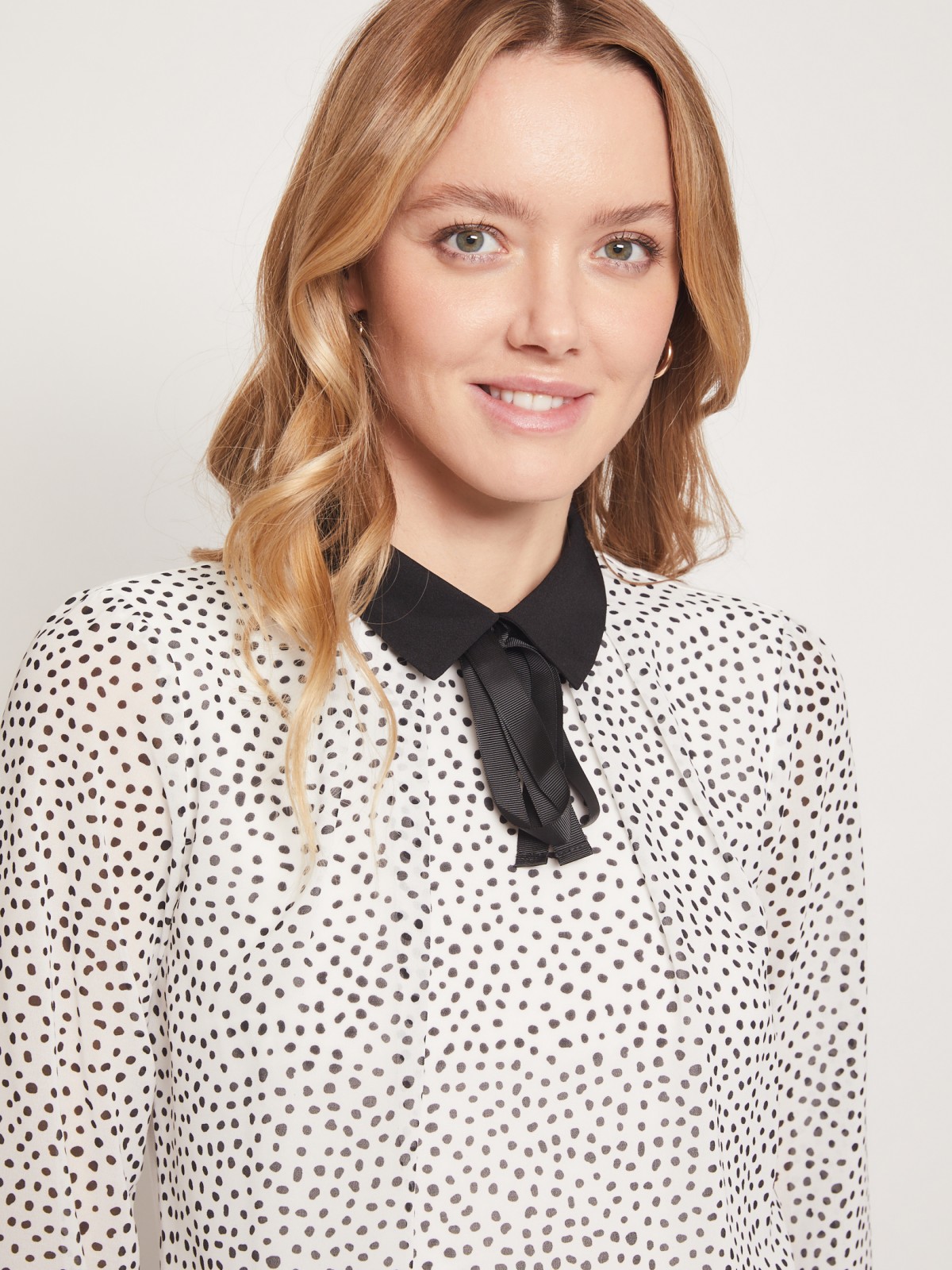 Блузка с контрастным воротником