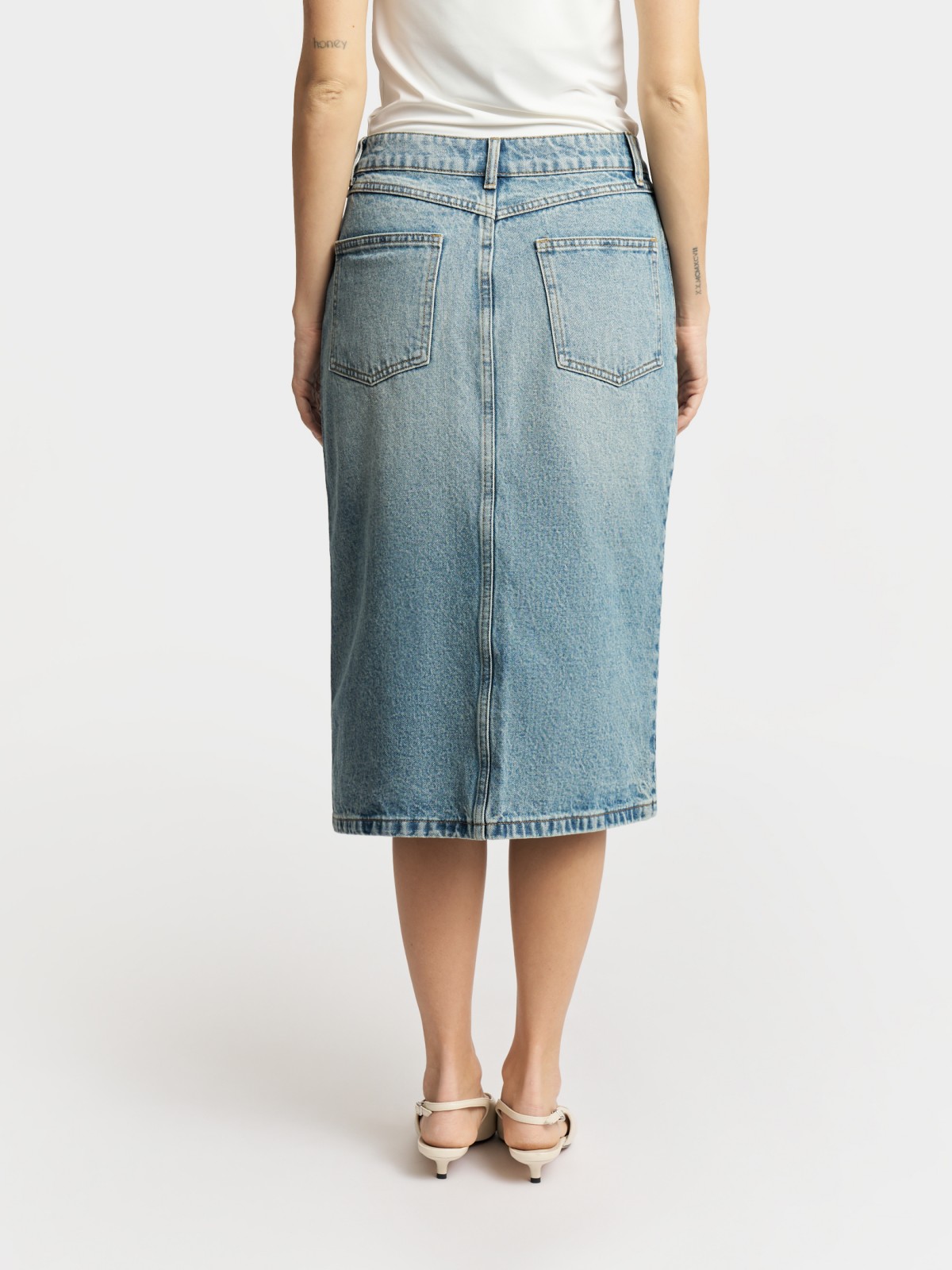 Прямая джинсовая юбка миди с разрезом