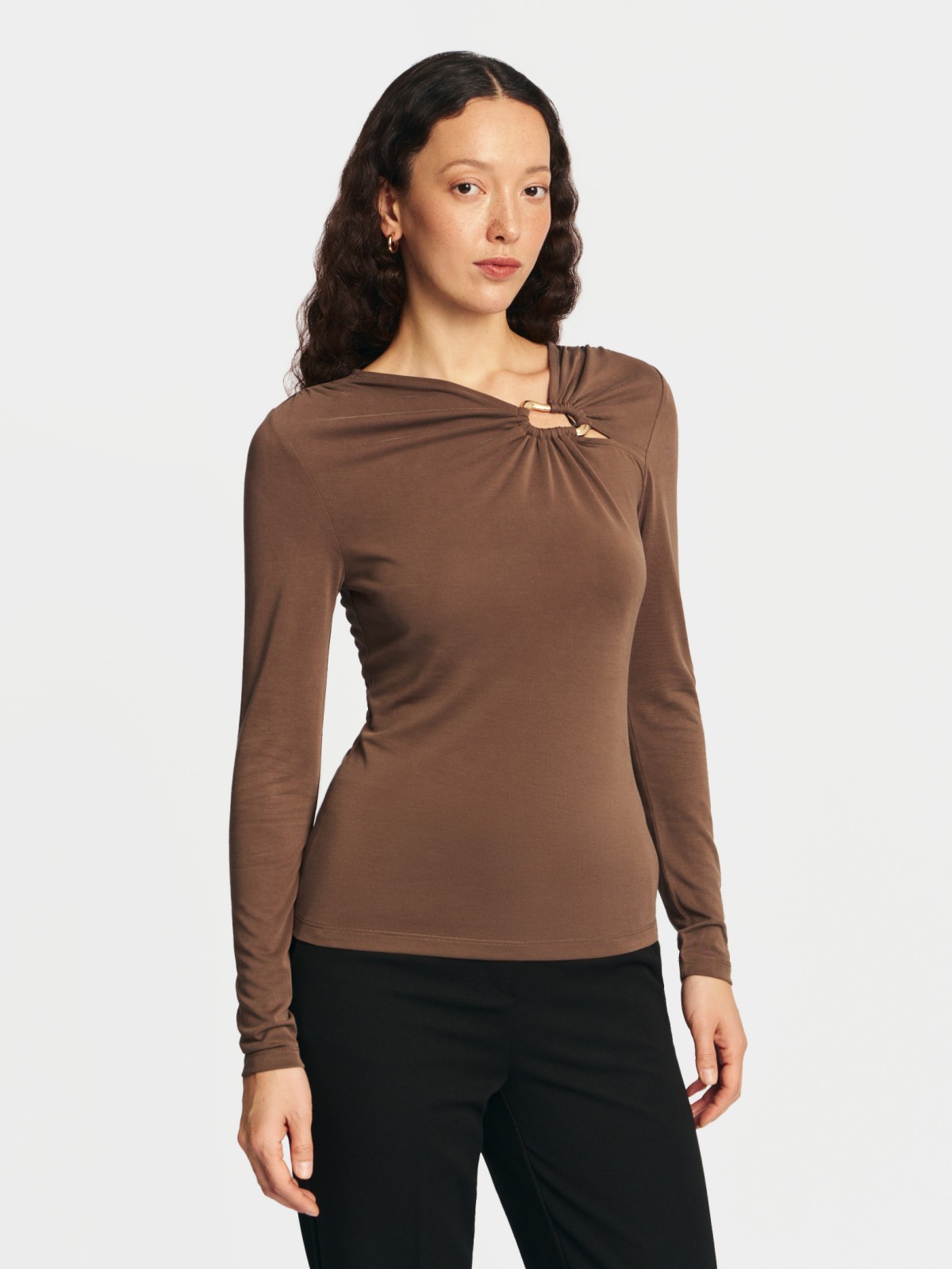 Лонгслив с акцентным вырезом