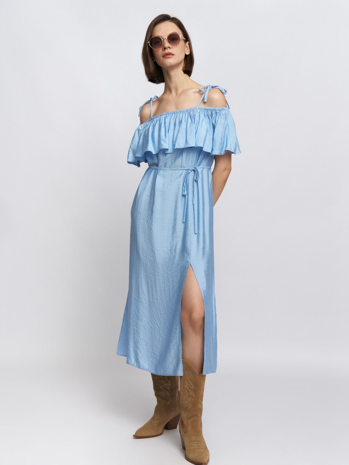 Платье-сарафан с открытыми плечами и разрезом