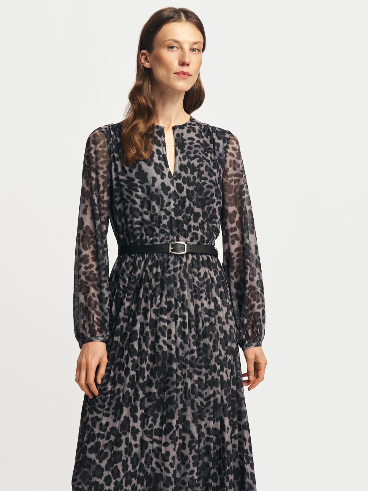 Леопардовое платье миди с плиссировкой и ремнём
