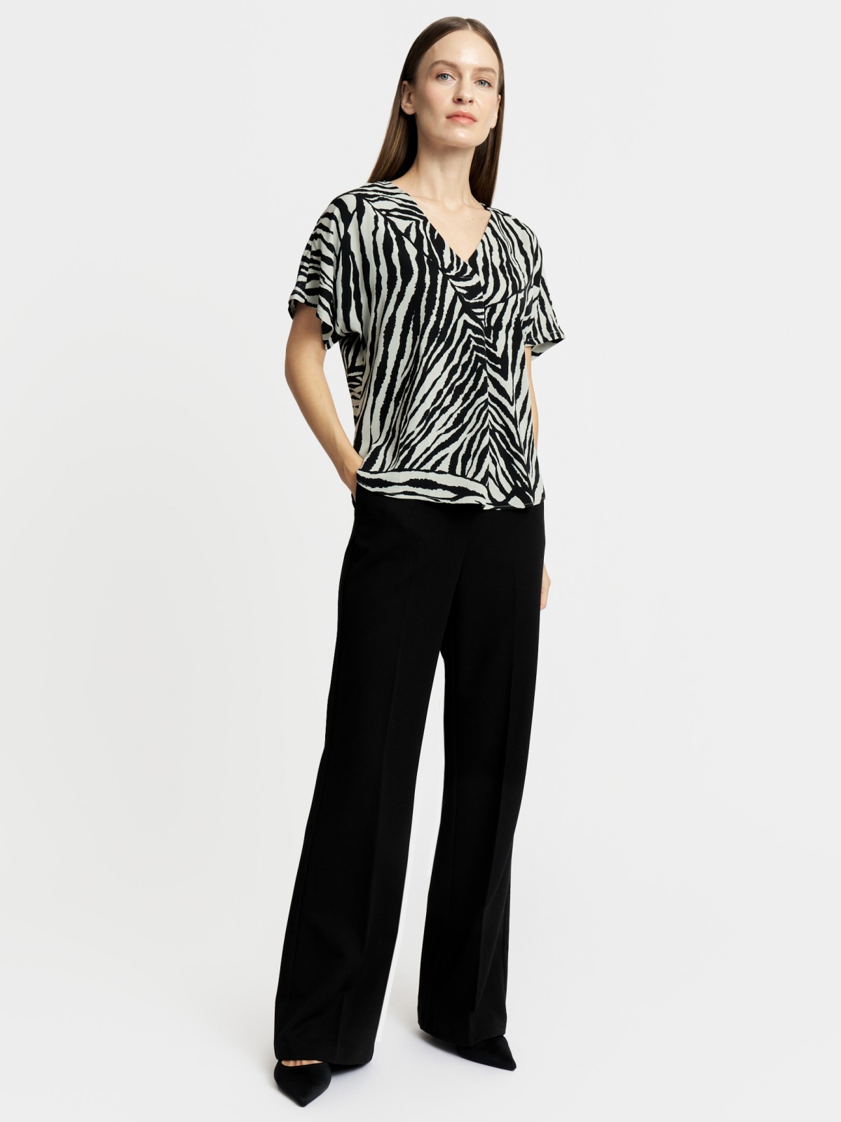 Блузка с вырезом и коротким рукавом