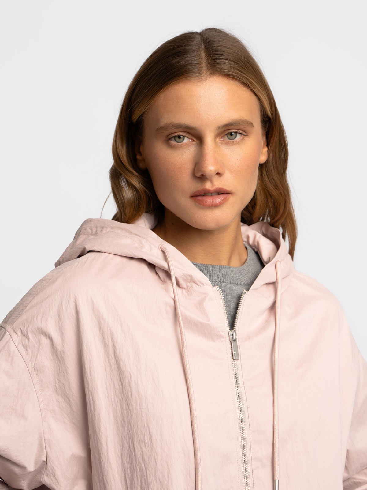 Куртка-ветровка с капюшоном без утеплителя