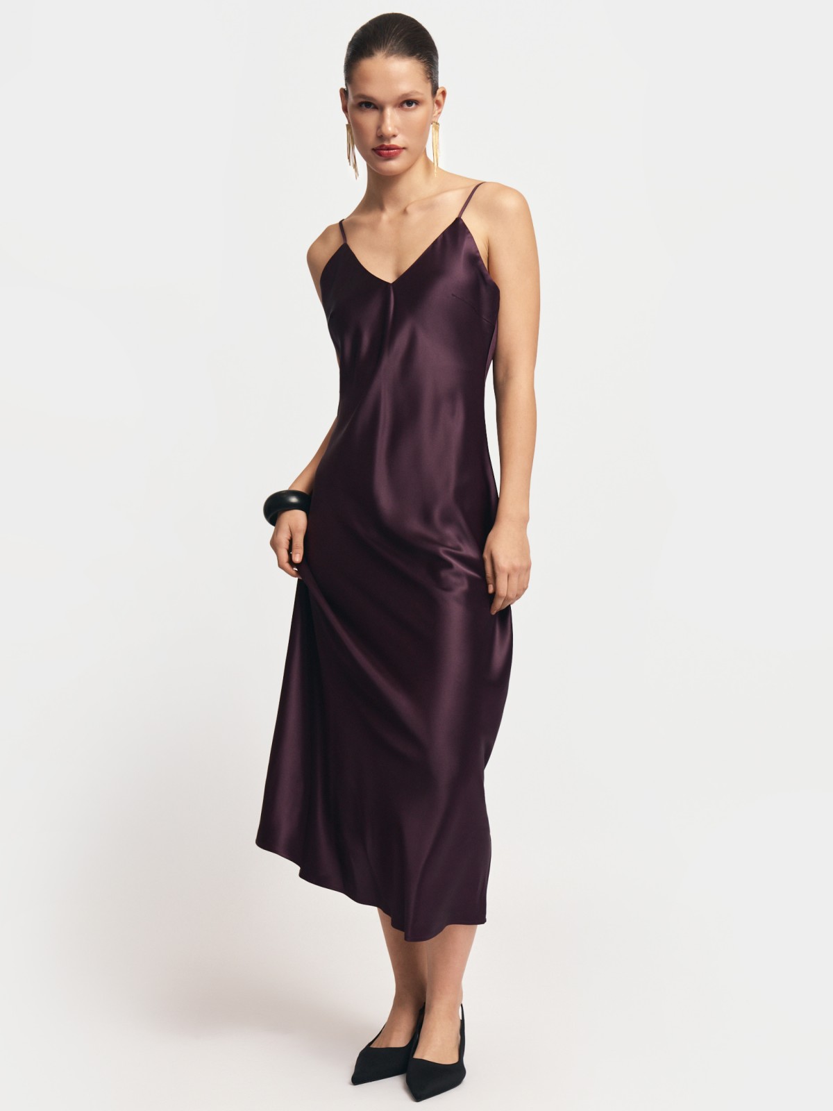 Атласное платье-комбинация миди на бретельках
