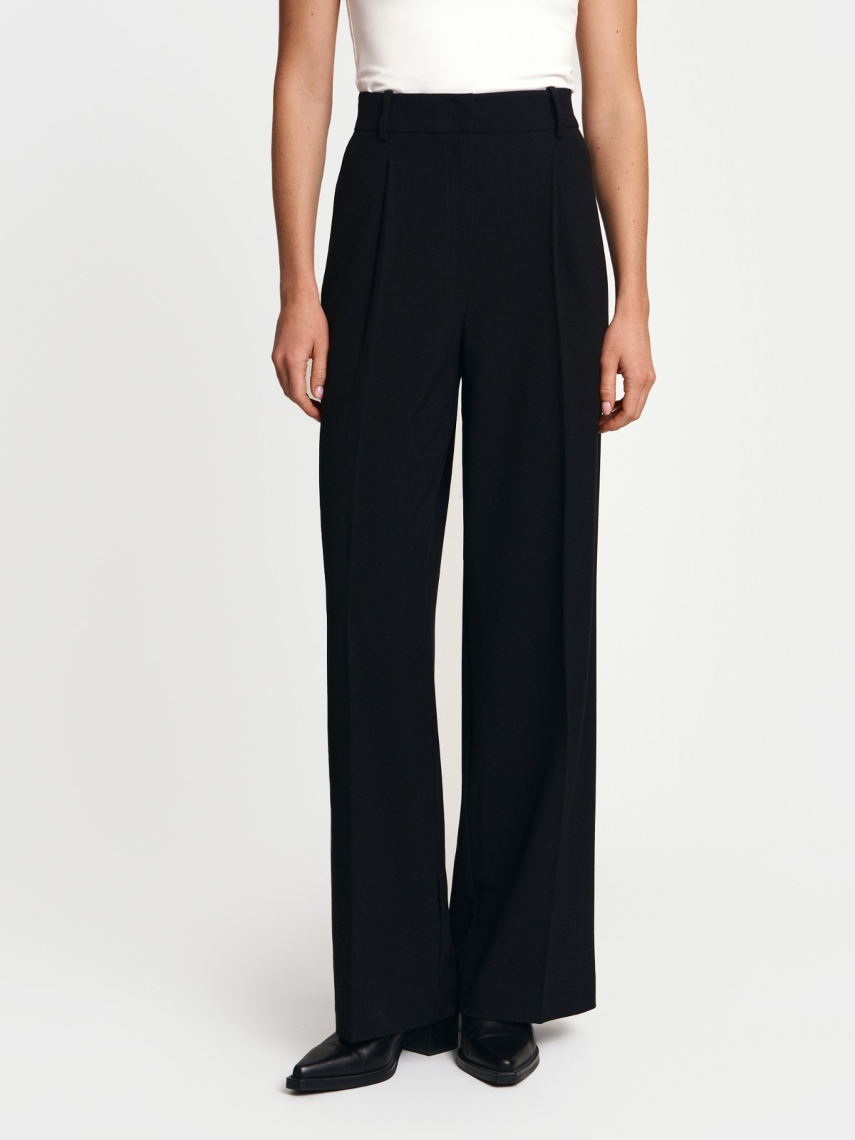 Брюки прямого силуэта с защипами