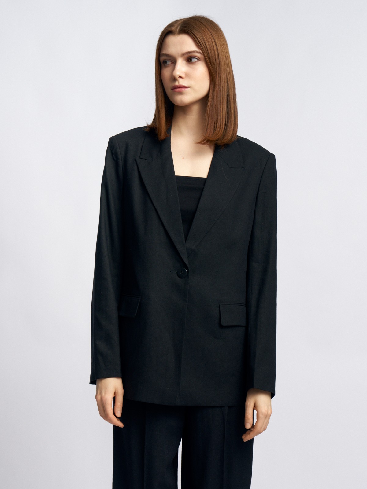 Льняной жакет прямого силуэта на пуговице