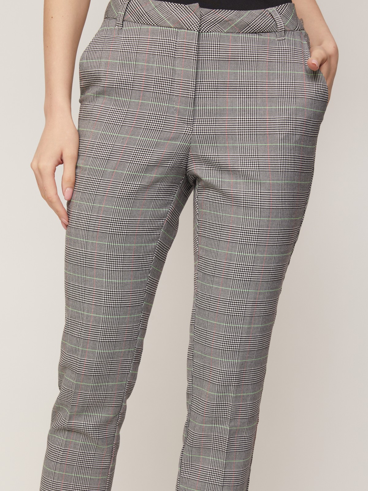 Зауженные брюки в клетку