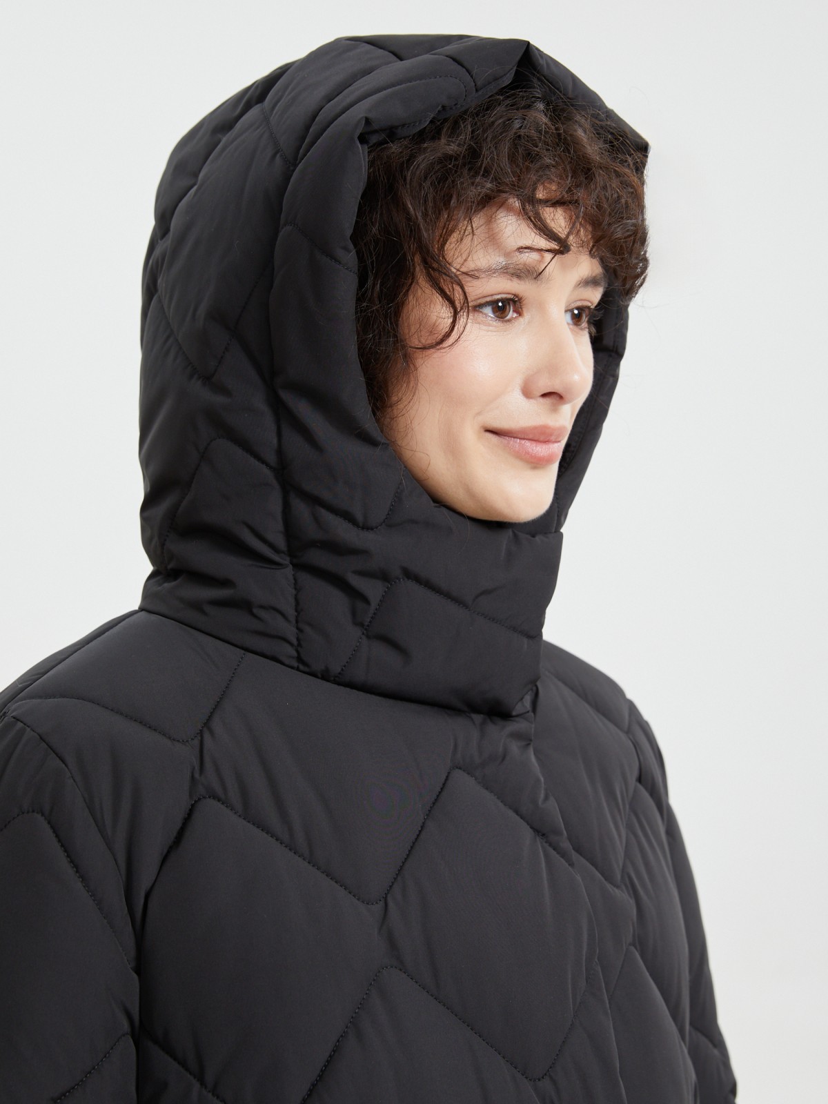 Тёплая стёганая куртка-пальто с капюшоном и поясом