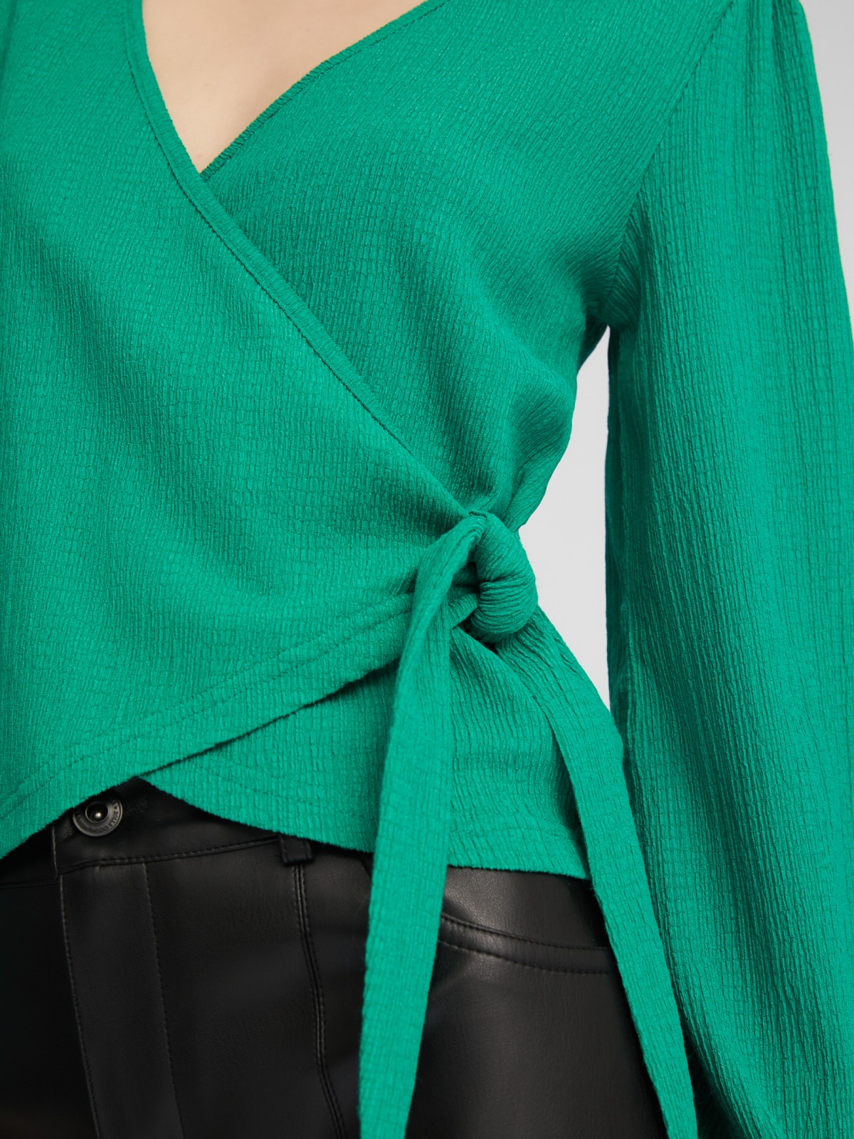 Укороченный топ-блузка на запах с объёмным рукавом zolla 024111162201, цвет зеленый, размер XS - фото 4