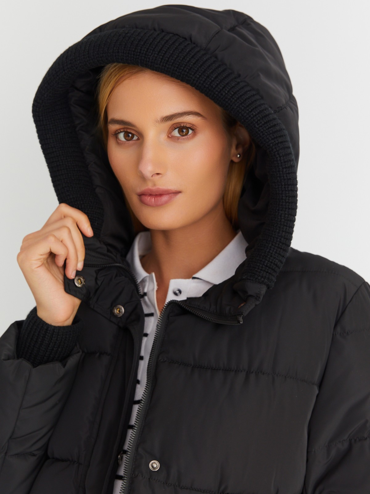 Тёплая стёганая куртка с капюшоном и внутренними манжетами-риб zolla 023345102064, цвет черный, размер S - фото 3