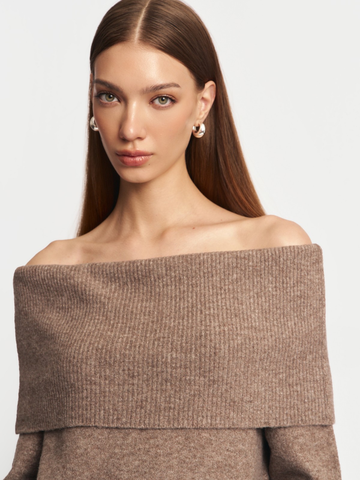 Вязаное платье-джемпер с открытыми плечами