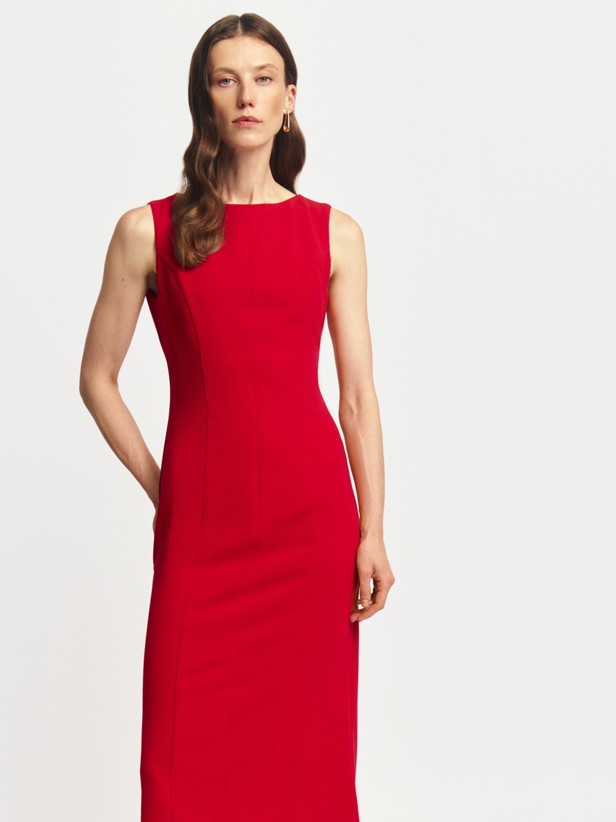 Платье миди без рукавов с разрезом