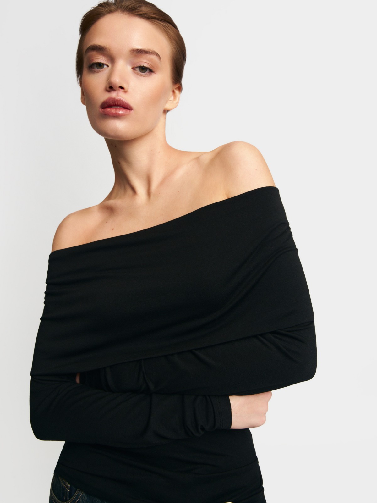 Трикотажный джемпер с открытыми плечами